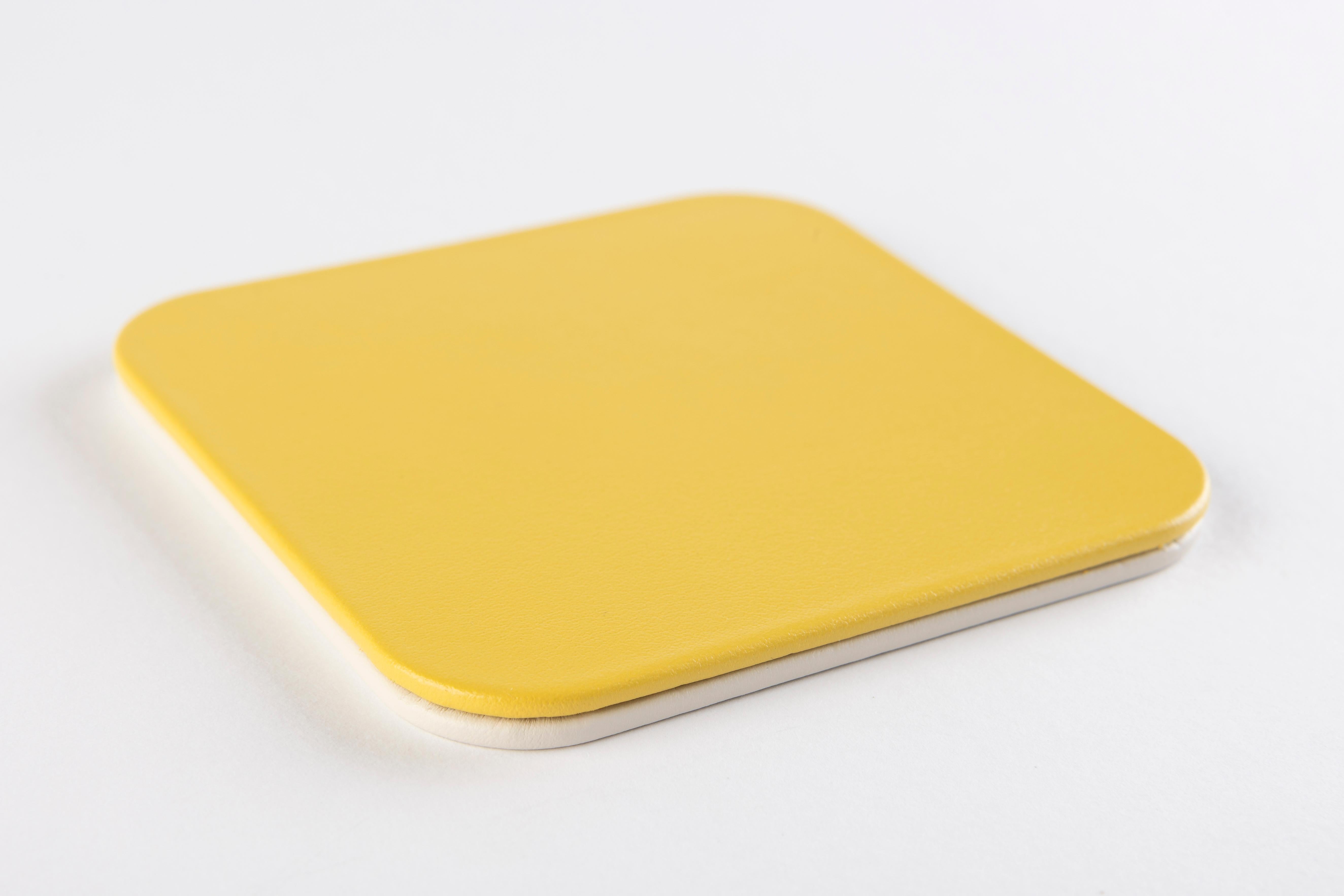 I sottobicchieri ispirati a Mondrian sono la quintessenza dell’arte e del design per la tua tavola. Realizzati con pelle di alta qualità, esibiscono la precisione geometrica e l’audacia cromatica distintive delle opere di Mondrian. Questi