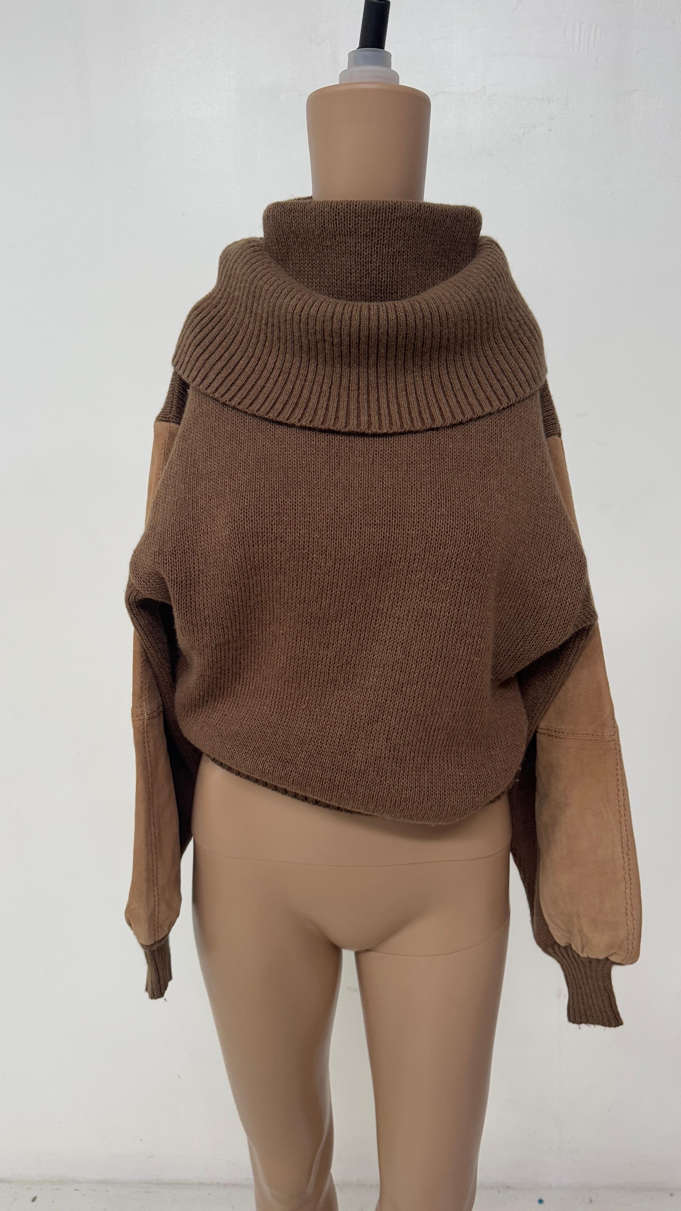 Dieser Vintage-Pullover von Mondrian aus den frühen 1990er Jahren ist ein seltenes Juwel minimalistischer italienischer Strickwaren, die Funktionalität mit raffinierten Details verbinden. Dieses Modell aus 100% weicher Wolle in einem warmen, erdigen