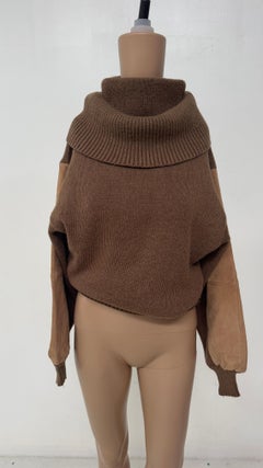 Mondrian Rollkragenpullover aus Wolle mit Wildledereinsätzen an den Ärmeln