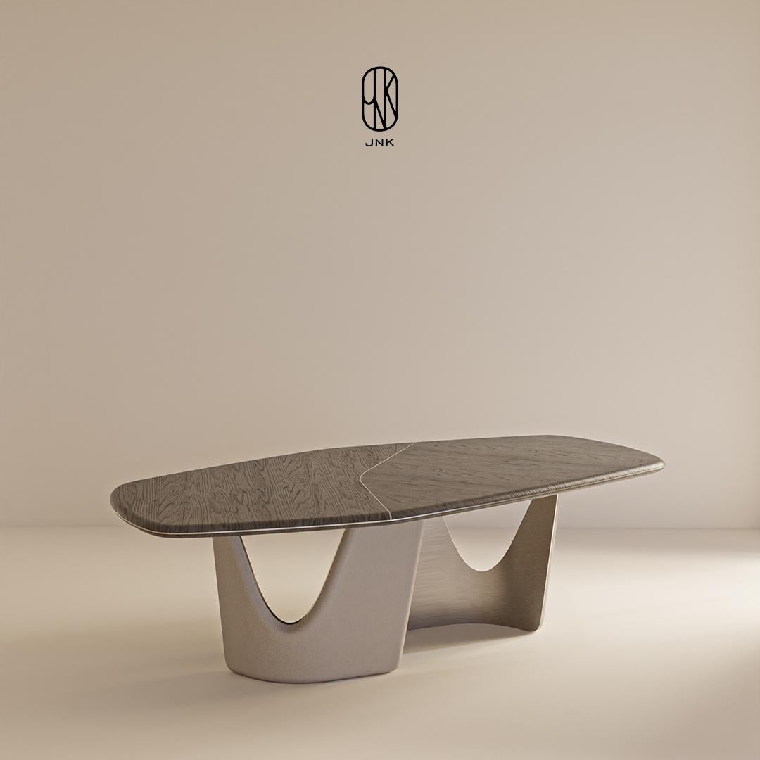 La table à manger Mone, 

Doté d'un design contemporain, il se distingue par son plateau asymétrique. La surface présente une texture de grain de bois avec des lignes épurées, ce qui lui confère un aspect élégant et sophistiqué.

La table est