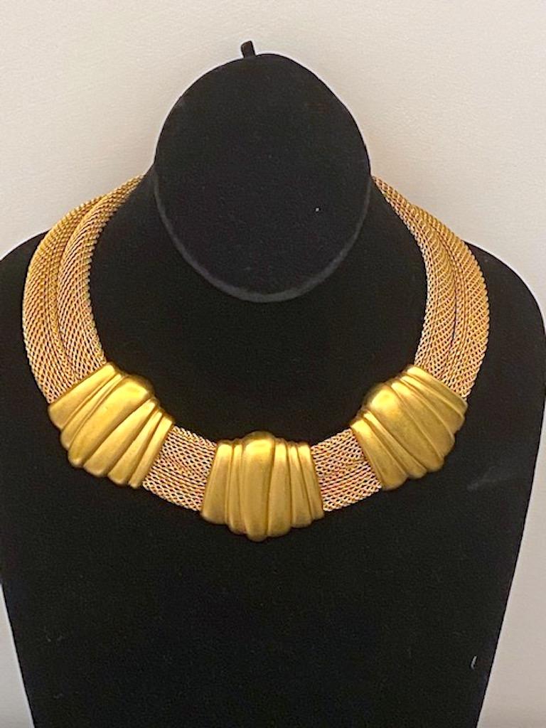 Monet 1980s Art Deco Revival Gold Mesh Collar Necklace In Excellent Condition In New York, NY