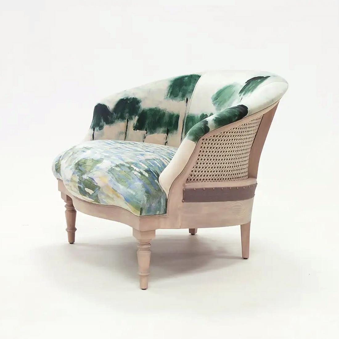 Armchair Monet with exceptional pattern on fabric, 
with structure in solid wood. Upholstered and covered 
with high quality fabric. Totally handmade piece.
Also available with other fabrics colors on request.