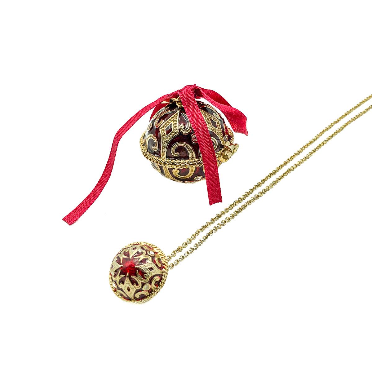 Un collier à billes de Monet datant de Noël 2008. Un délicat pendentif en forme de boule émaillée et une chaîne se trouvent à l'intérieur de la grande boule extérieure. La boule extérieure est parfaite pour la décoration ou comme petite boîte.