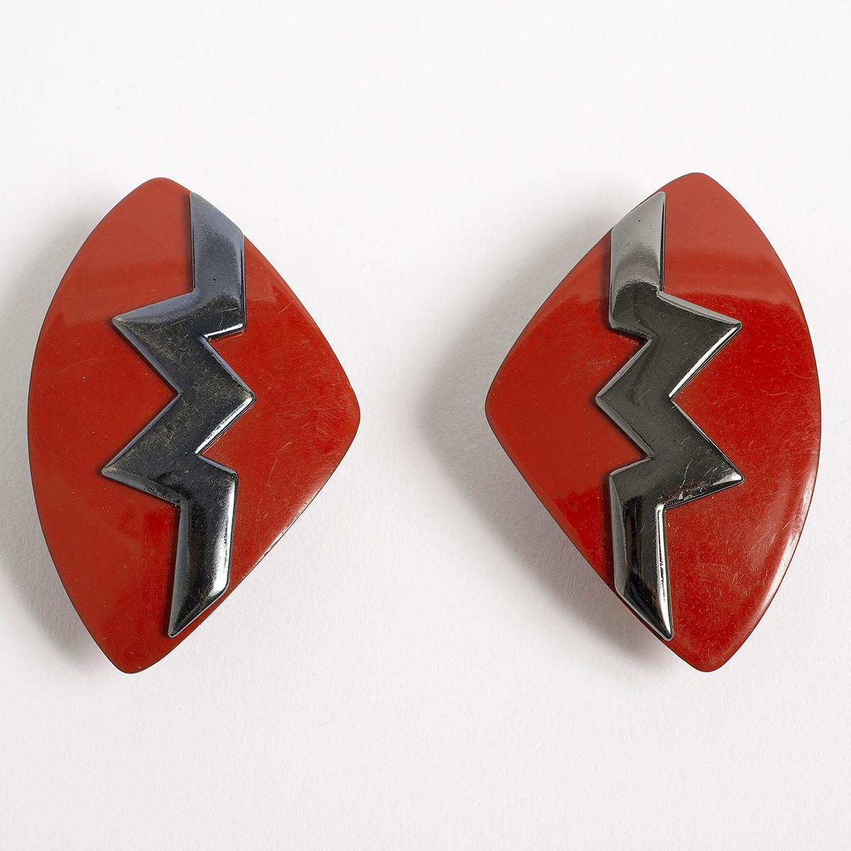 Monet-Ohrclips, 1980er-Jahre, Bakelit und Metallausführung. im Zustand „Hervorragend“ in Canterbury, England