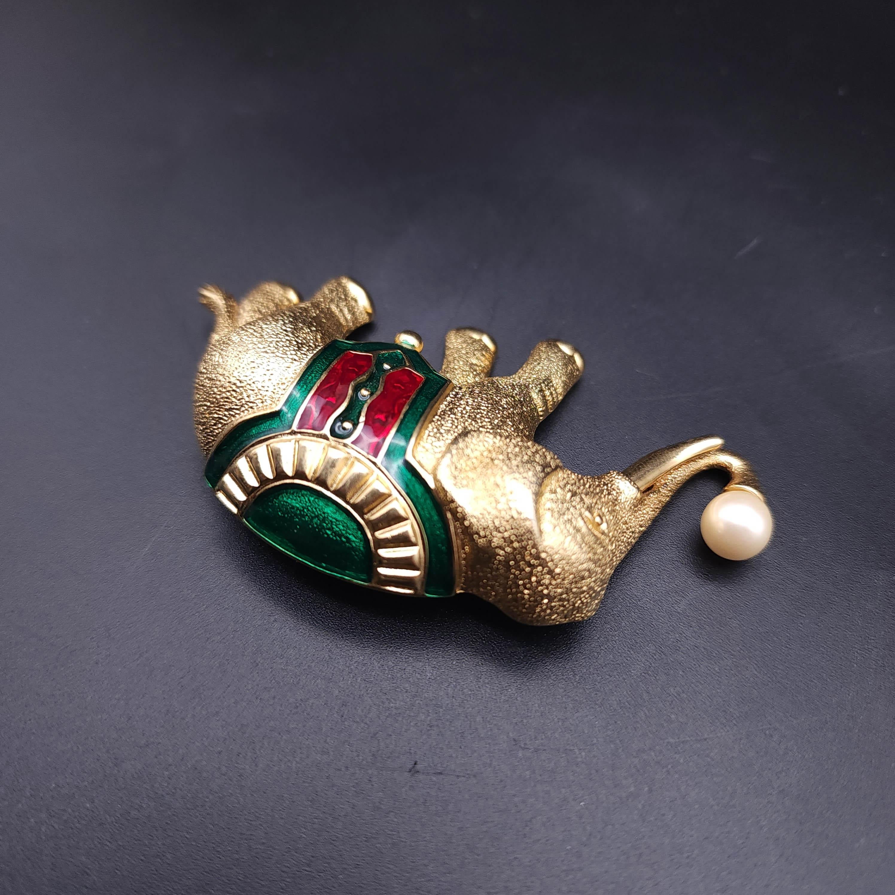Monet Elefantenbrosche mit Perlen- und Emaille-Akzenten aus Kunstperlen, Vintage, Gold gefüllt (Retro) im Angebot