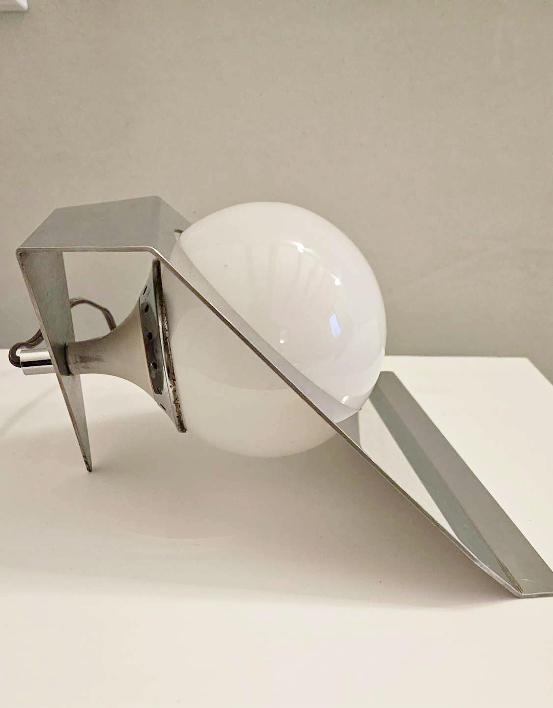 Trés rare lampe de table de françois Monnet , designer français qui a beaucoup travaillé le metal
elle est trés esthetique et design 