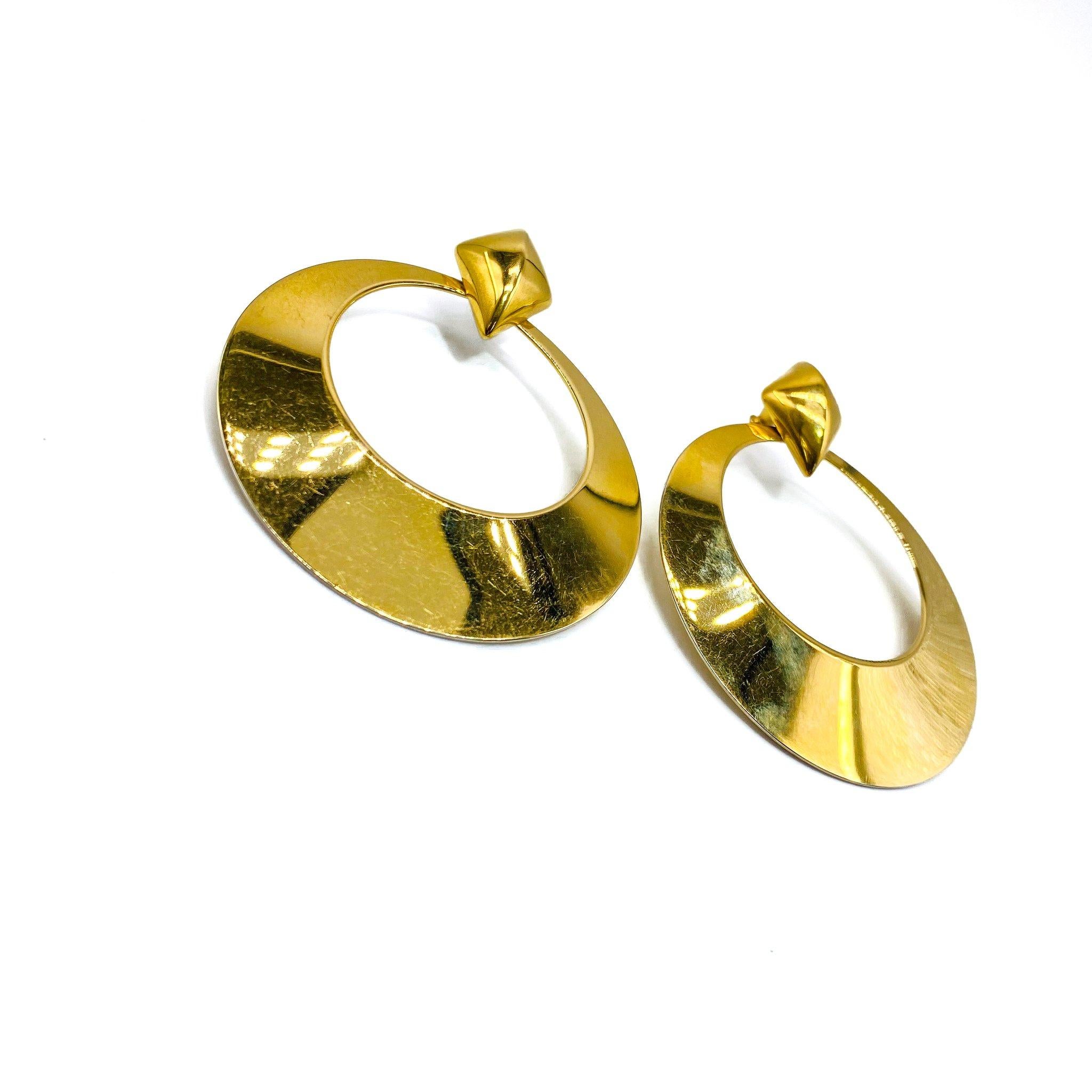 Monet 1980s Vintage Earrings
Amazing statement earrings from Monet, one of the world's most famous costume jewellers
The ultimate statement earrings! Pair with white in summer, black in winter for party season. Add drama to block colour all year