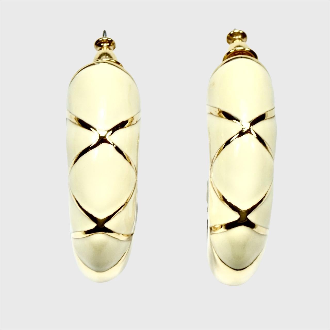 Set di collana e orecchini Monet placcato oro e smalto crema, circa anni '80 in vendita 7