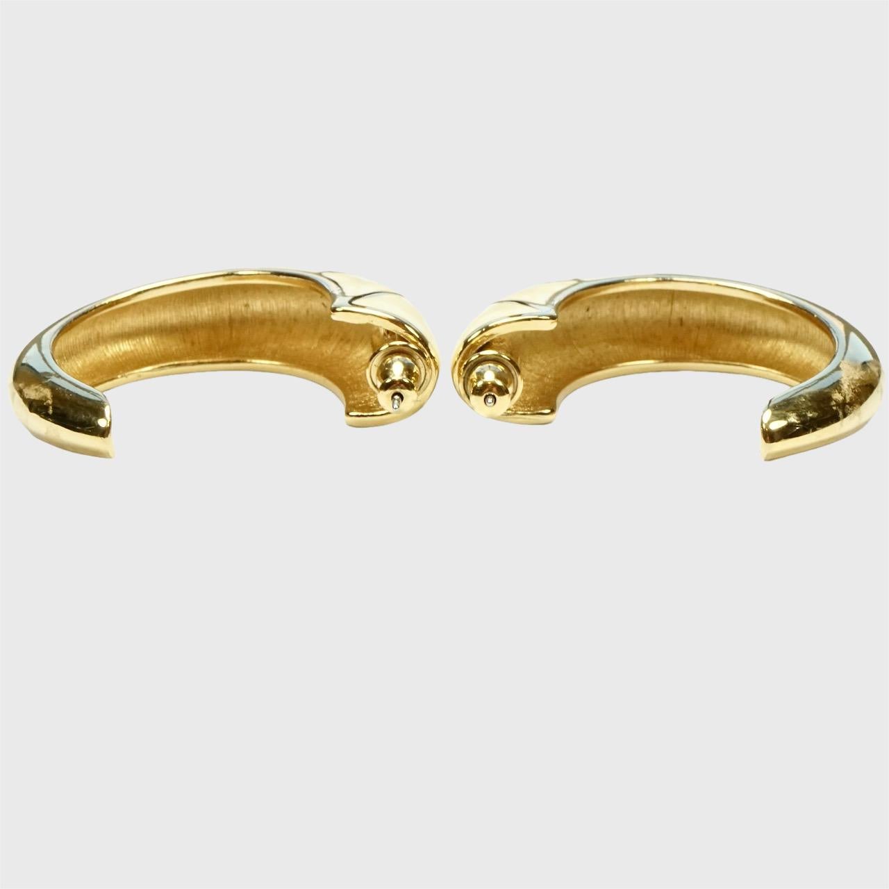 Set di collana e orecchini Monet placcato oro e smalto crema, circa anni '80 in vendita 9