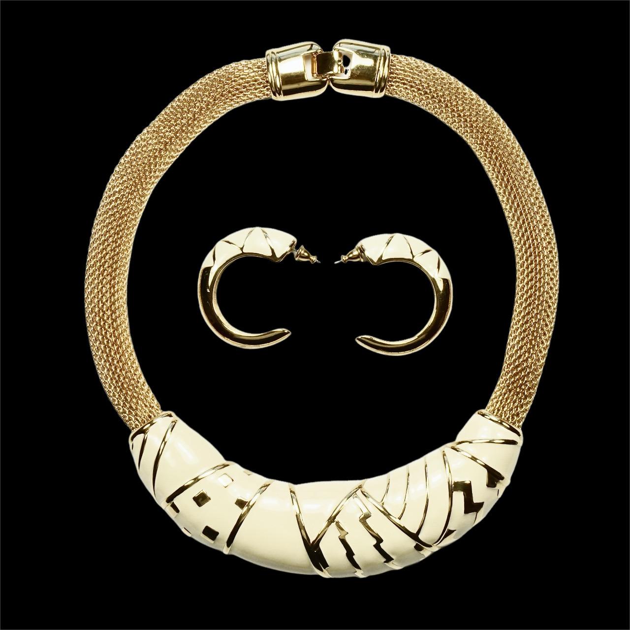 Set di collana e orecchini Monet placcato oro e smalto crema, circa anni '80 in vendita 12