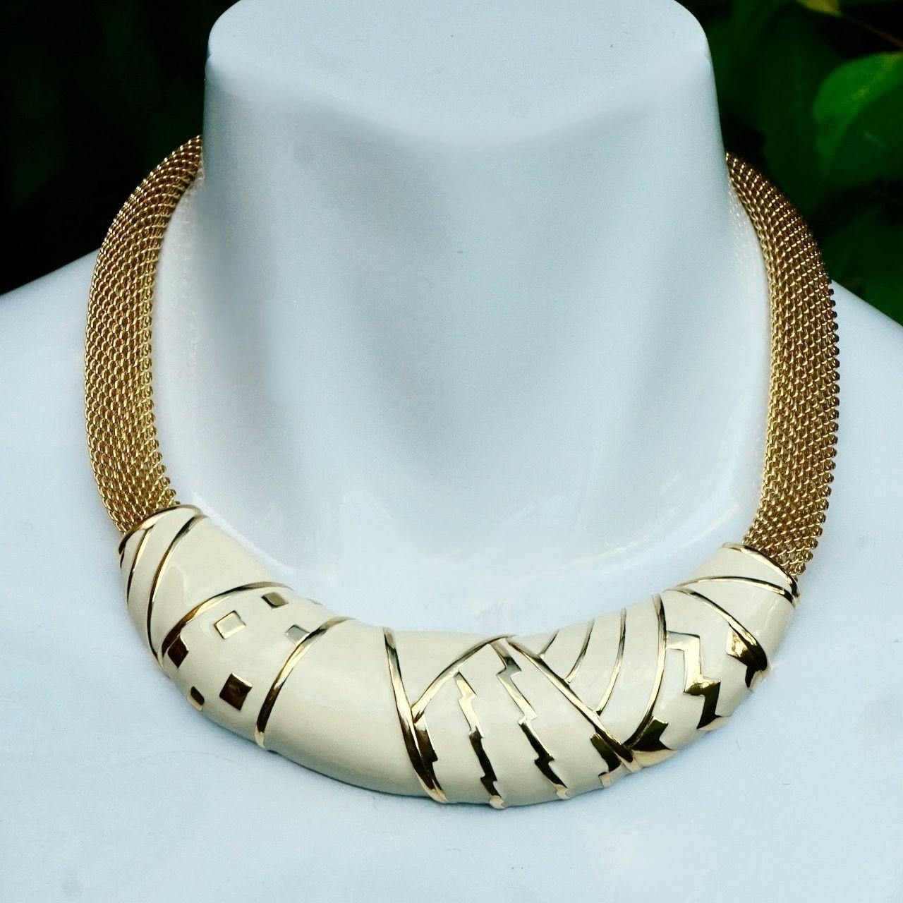 Monet, bellissimo set di collana e orecchini placcato oro e smalto color crema. Il set è in ottime condizioni e arriverà nella scatola originale di Monet.

La collana ha una catena a maglie larghe che termina con una chiusura a scomparsa. Il