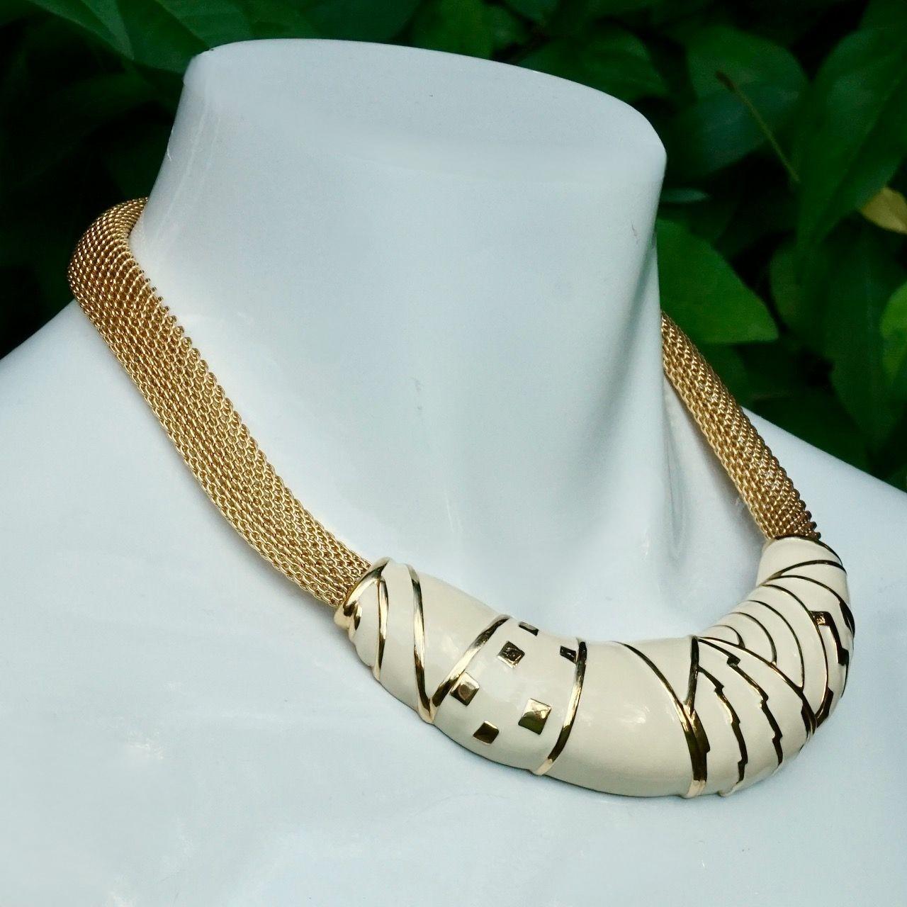 Set di collana e orecchini Monet placcato oro e smalto crema, circa anni '80 In condizioni buone in vendita a London, GB