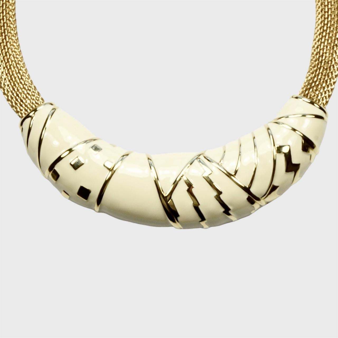 Set di collana e orecchini Monet placcato oro e smalto crema, circa anni '80 in vendita 2