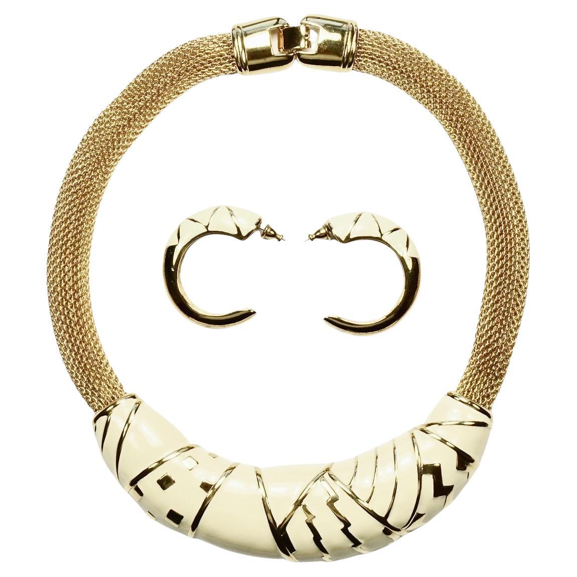 Set di collana e orecchini Monet placcato oro e smalto crema, circa anni '80 in vendita
