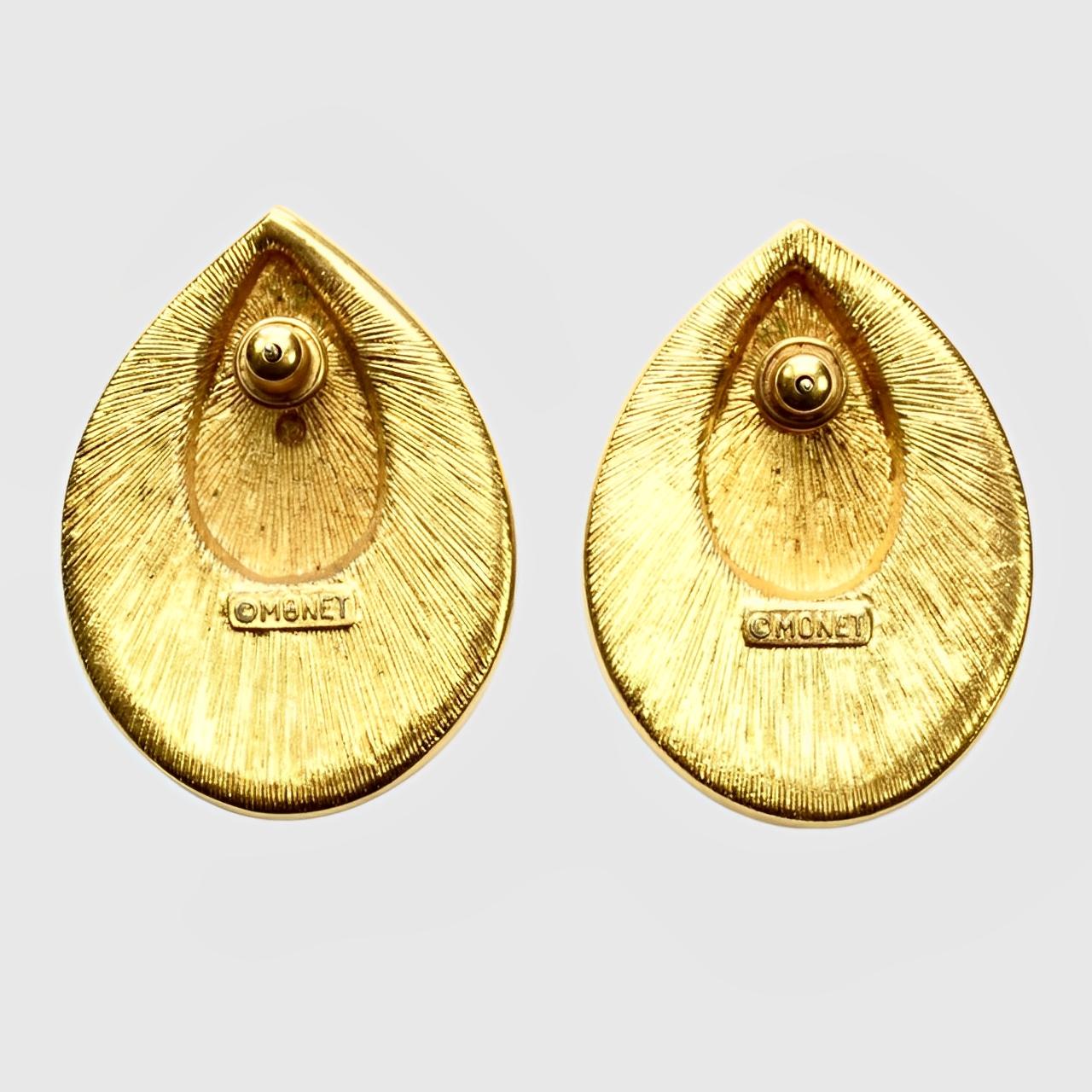 Eleganti orecchini a goccia Monet placcati in oro, con smalto rosso e nero. La placcatura in oro presenta alcuni segni di usura e graffi, come ci si aspetta.

Misura 3,55 cm di lunghezza per 2,6 cm di larghezza.

Si tratta di un elegante paio di
