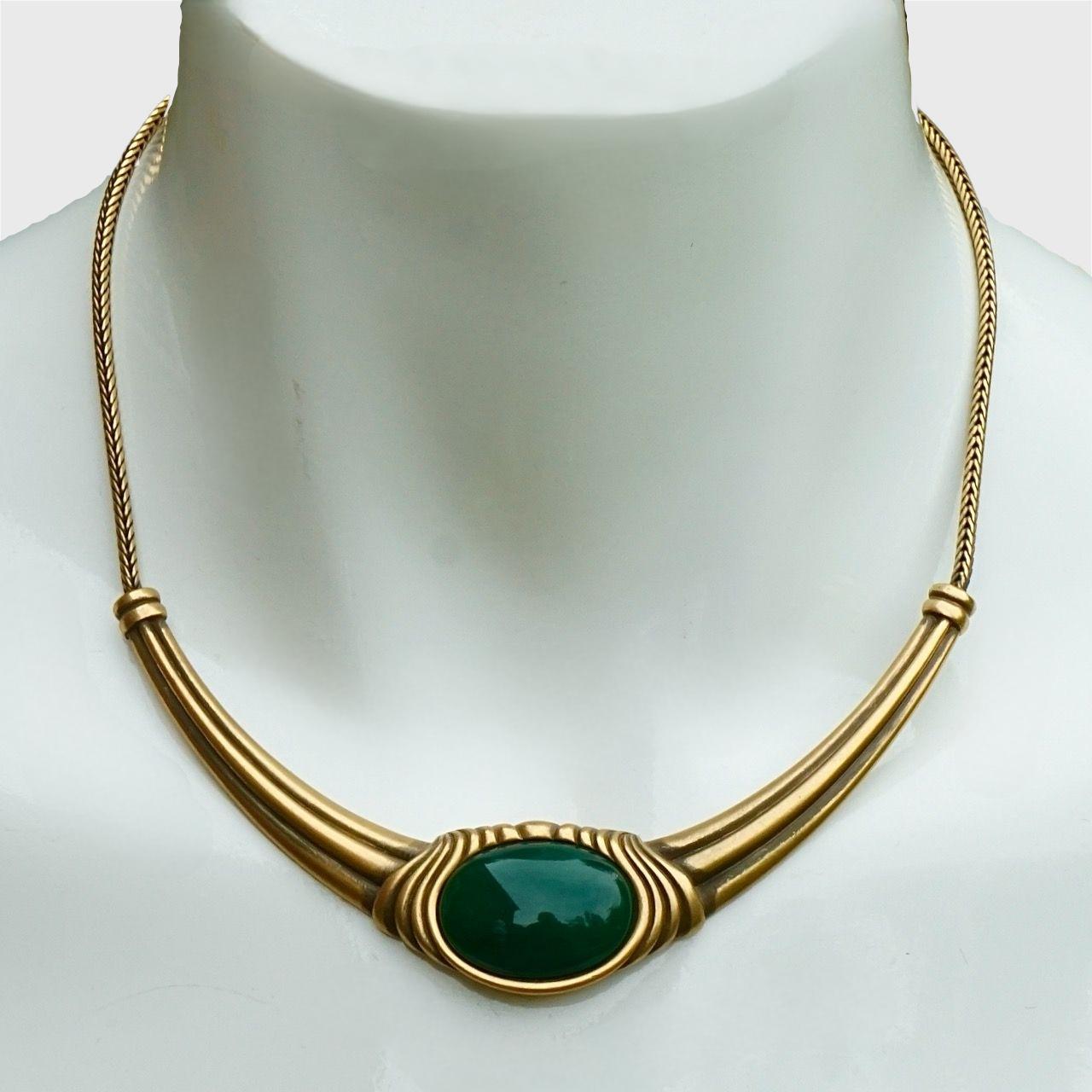 Monet, deliziosa collana a catena in oro e smalto grigio, con una pietra cabochon verde scuro. La collana è in ottime condizioni.


Misura circa 41 cm di lunghezza. Il centrotavola ha una larghezza massima di 4 cm. 

Questa collana di Monet di