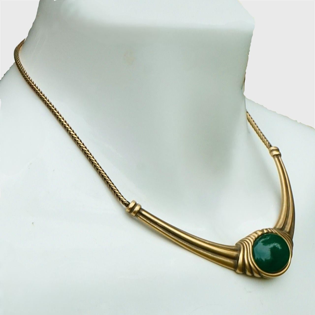 Collana Monet in oro e smalto grigio con pietra di vetro verde scuro In condizioni buone in vendita a London, GB