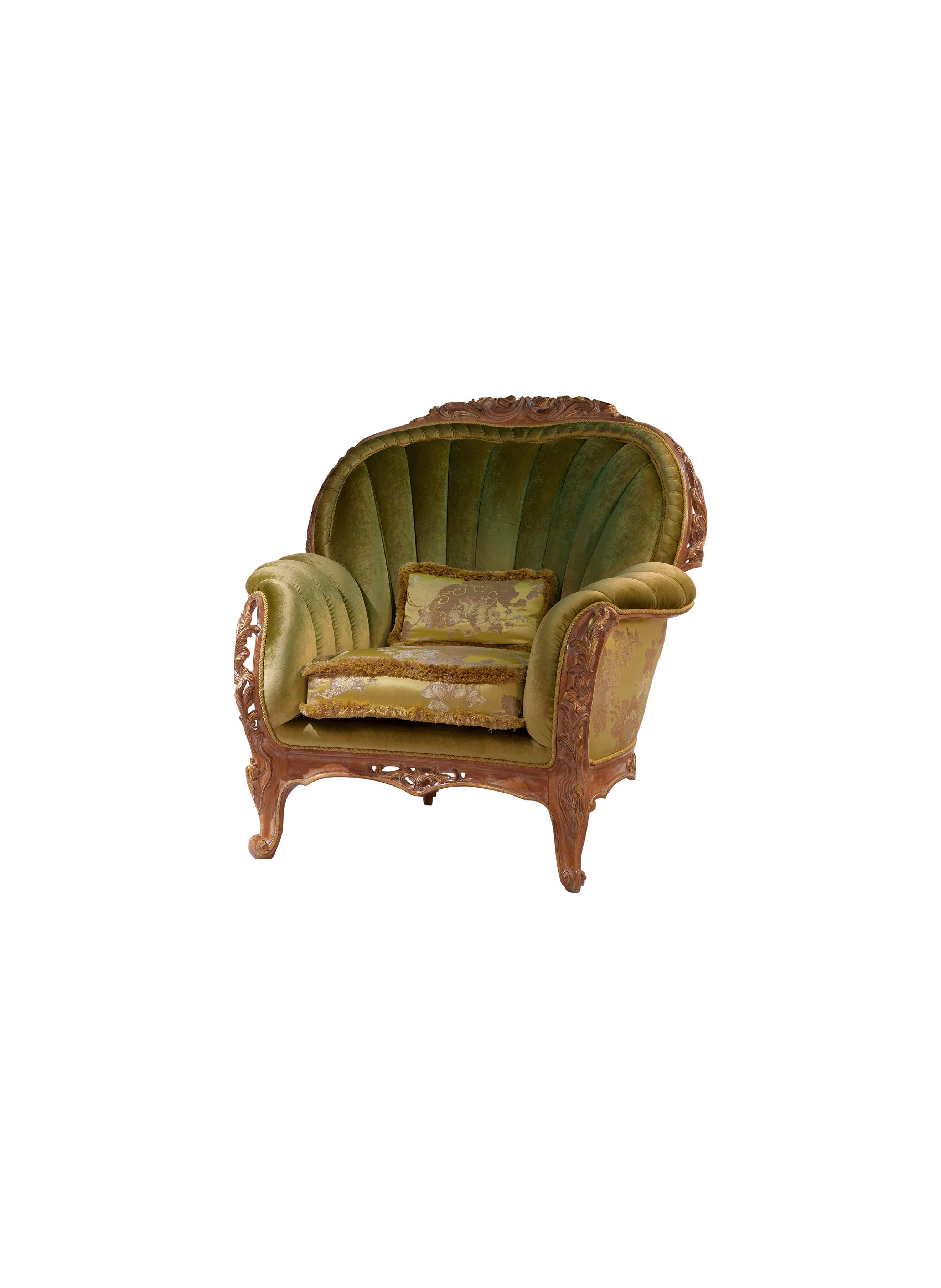 Der prächtige Sessel Monet präsentiert ein kunstvoll geschnitztes, verziertes Gestell mit floralen Motiven und abgerundeten Kanten, gepolsterte Seiten und Armlehnen, Sitzkissen mit Bürste. Er ist mit einem unifarbenen Samt gepolstert, in Kombination