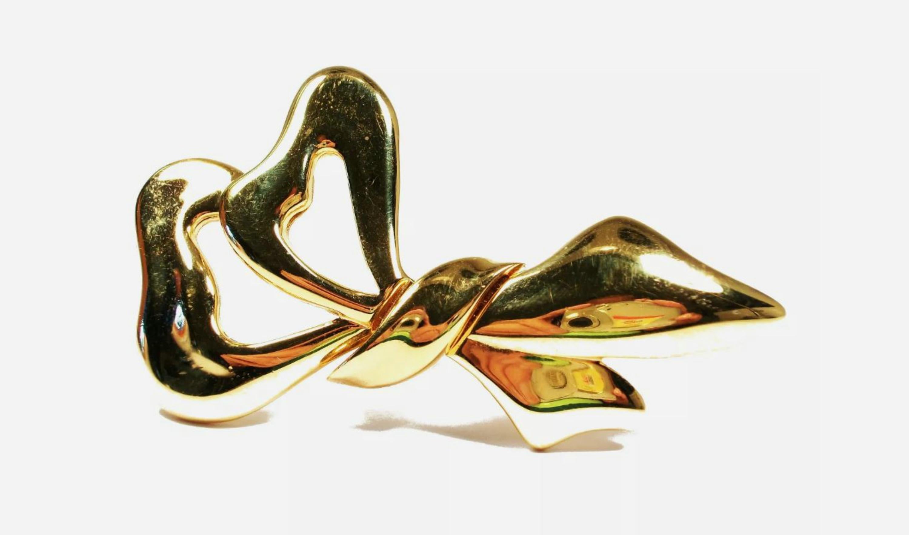 Moderne MONET - Grande broche vintage avec nœud en or - Signée - U. S. - Circa 1980's en vente
