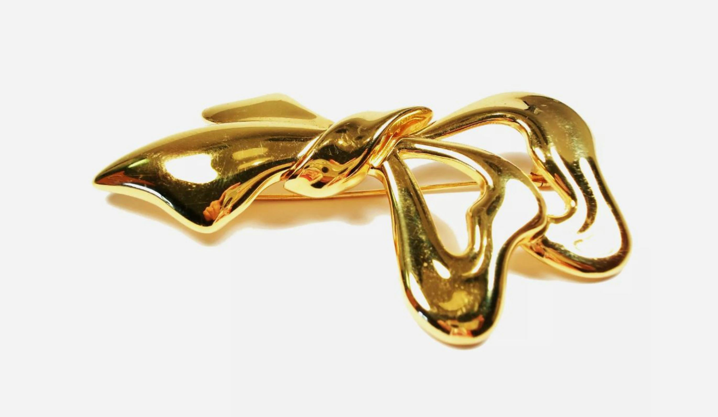 MONET - Large Vintage Gold Tone Bow Brooch - Signed - U. S. - Circa 1980's In Good Condition For Sale In Chatham, CA