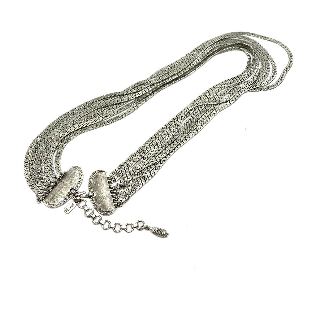 Dies ist eine mehrsträngige Monet-Halskette. Diese Vintage-Halskette besteht aus sieben Strängen silberfarbener Metallketten von 0,125