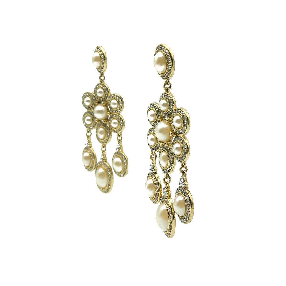Une paire de boucles d'oreilles en cascade Monet en état de marche. Les cristaux et les perles brillantes sont disposés dans un style girandole, qui était à l'origine le summum de la mode dans la société géorgienne. Réalisé en métal doré avec des