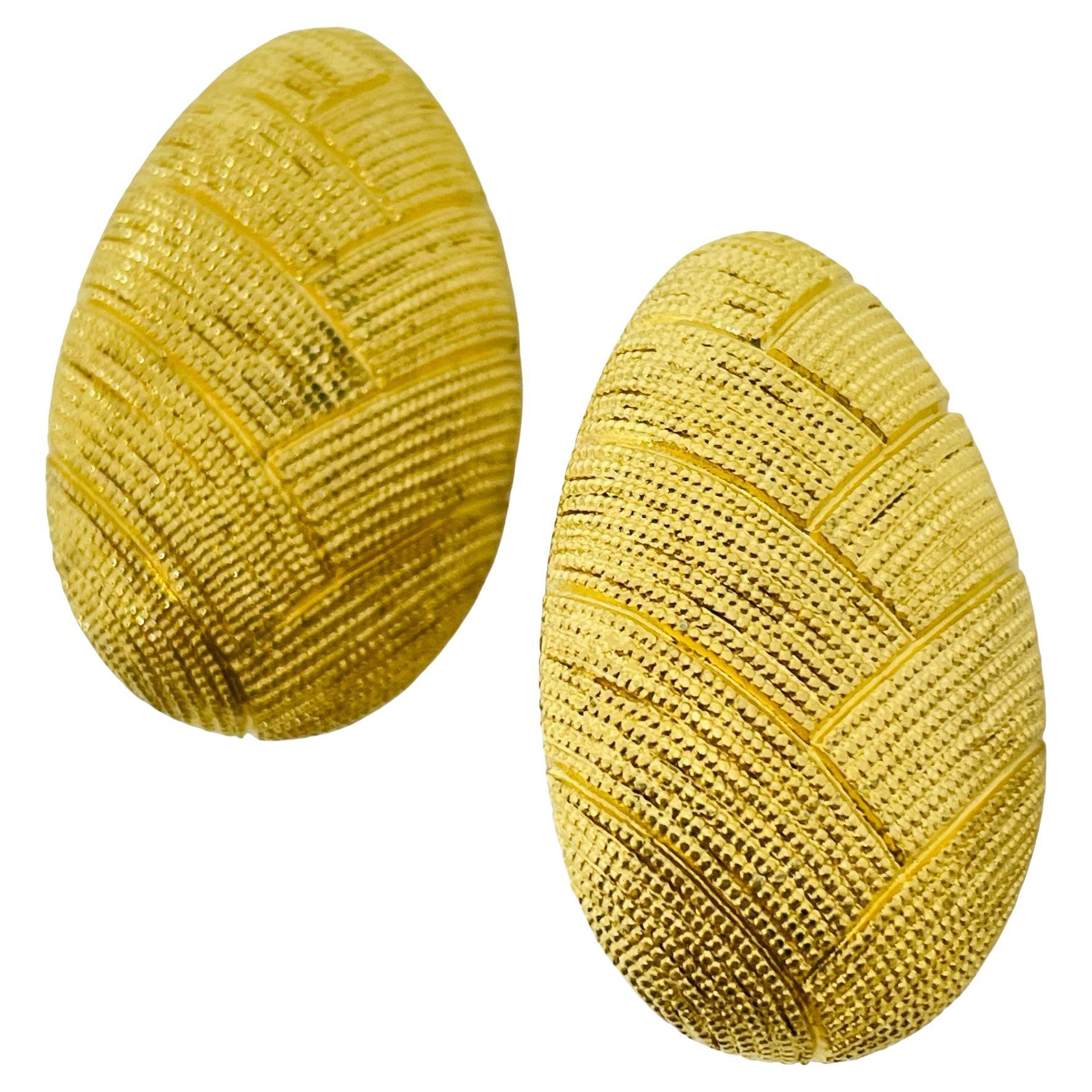 MONET signe vintage gold tone designer clip on earrings