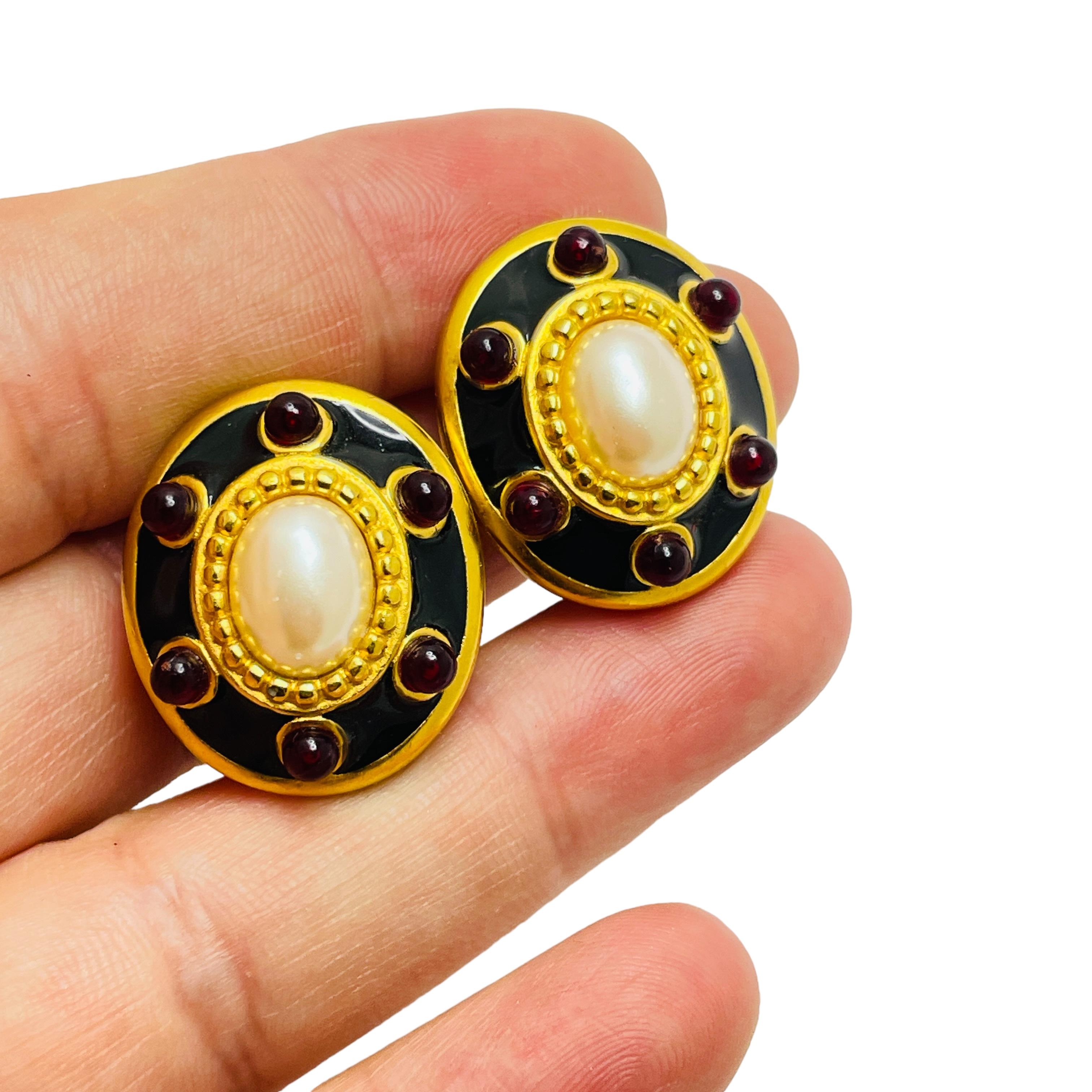 Donna Orecchini a clip firmati Monet con smalto d'oro, perle e cabs rossi in vendita