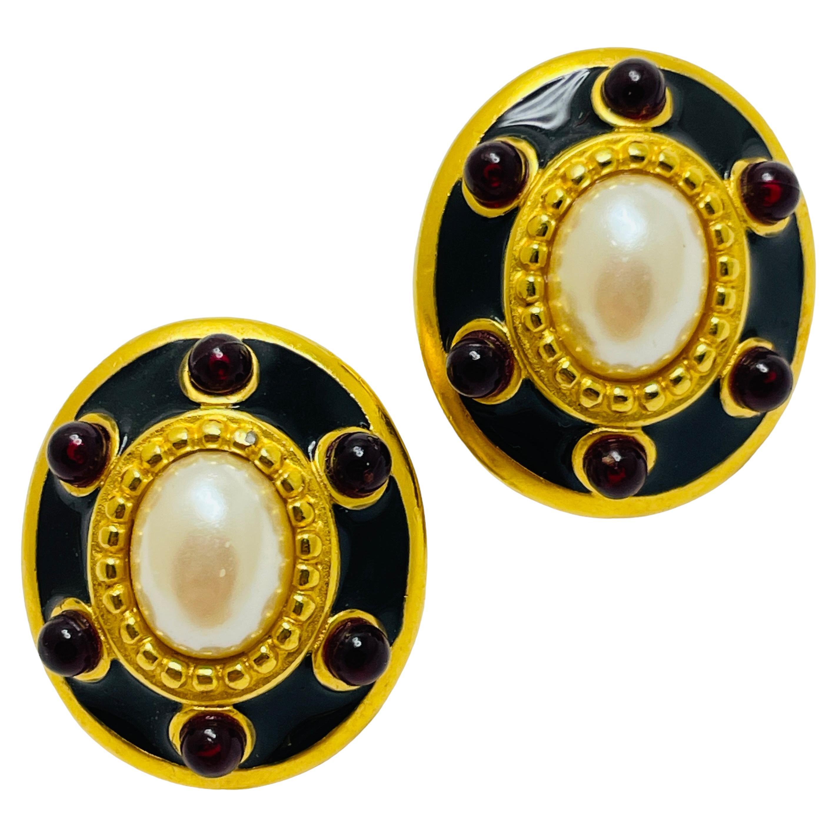 Orecchini a clip firmati Monet con smalto d'oro, perle e cabs rossi