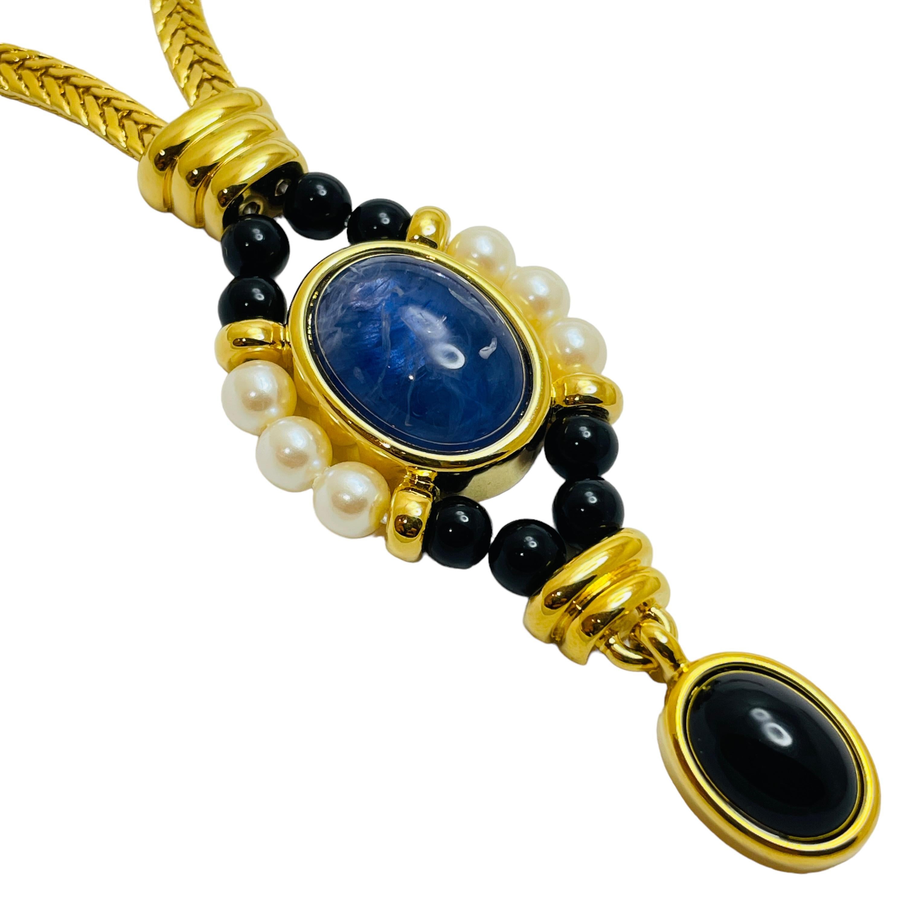 da uomo o donna Monet firmato Jewelers in oro con pietre di vetro, collana da passerella del designer Moghul in vendita