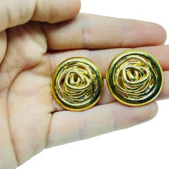 Pendientes de clip de diseño MONET firmados en tono dorado con remolino