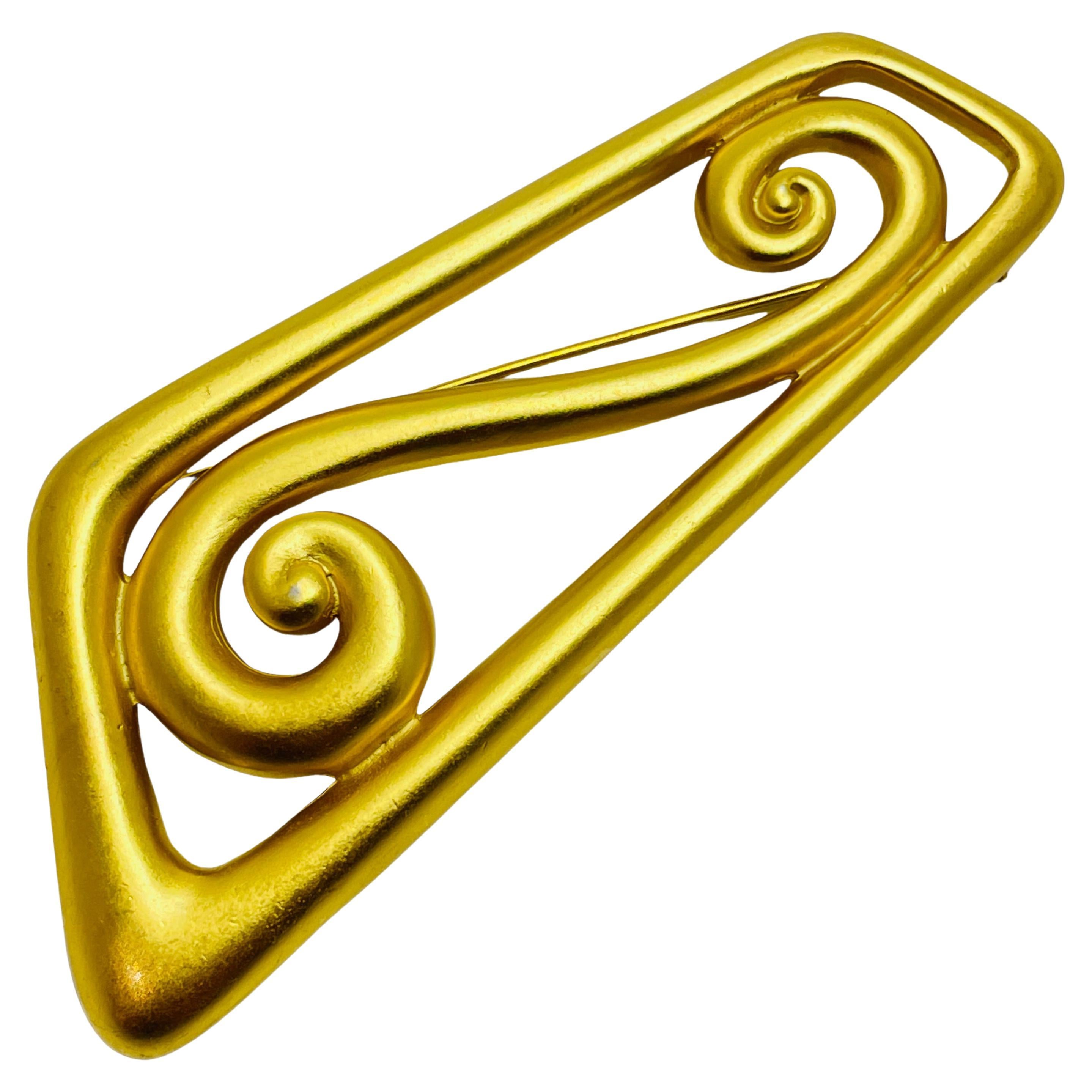 Broche de défilé moderniste géométrique en or mat signée MONET