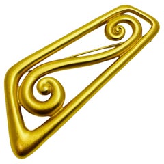 Broche de défilé moderniste géométrique en or mat signée MONET