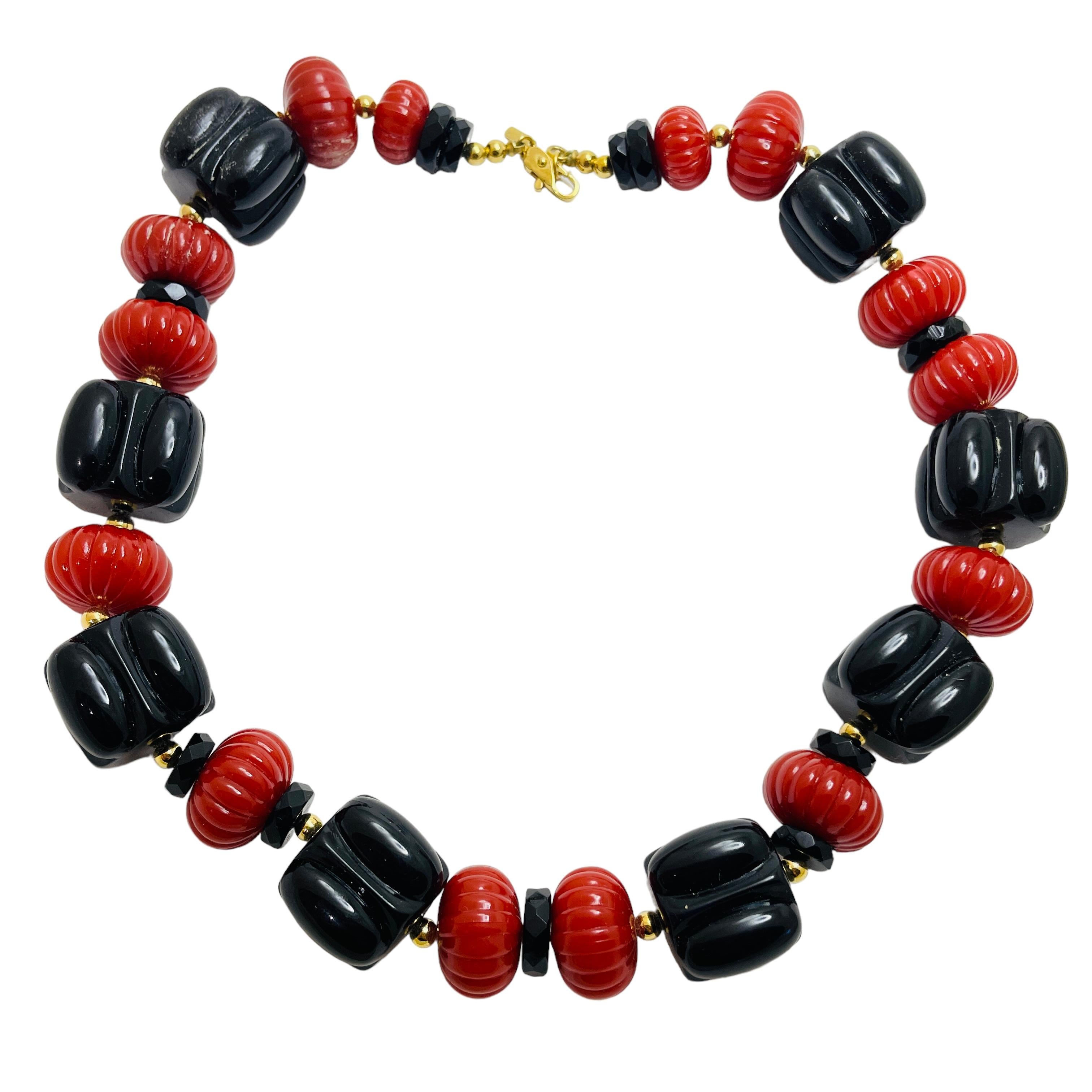 MONET signiert Vintage faux Koralle Onyx Perlen massiv Designer Laufsteg Halskette für Damen oder Herren im Angebot
