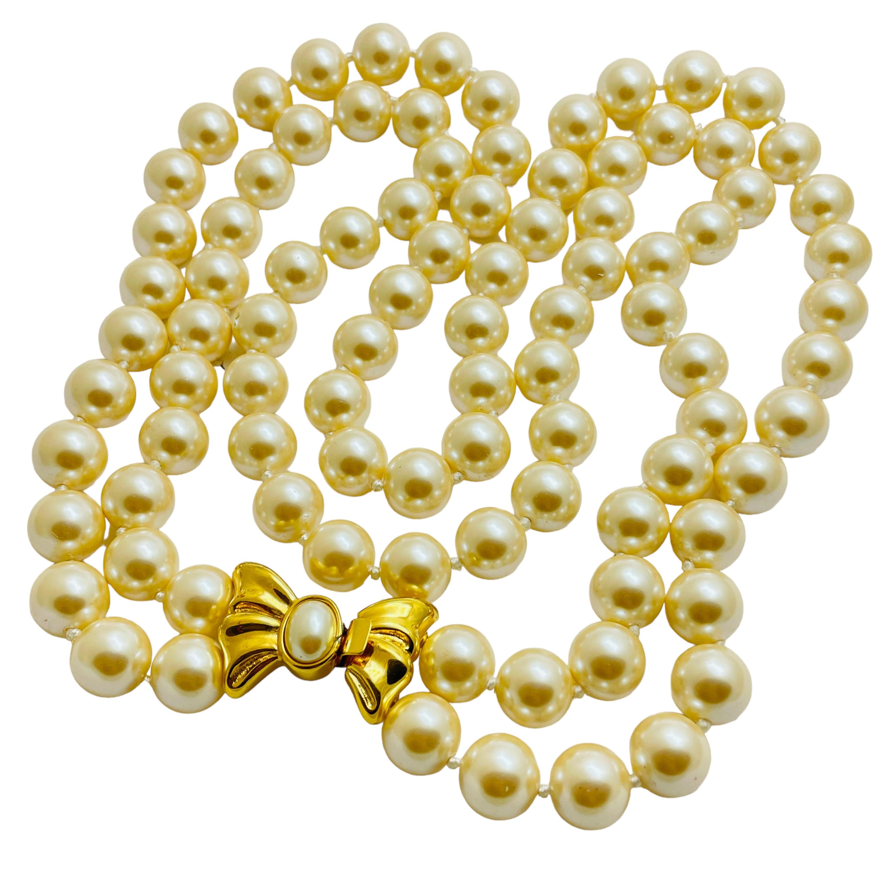 DETAILS

• signed MONET    

• gold tone with glass pearls

• vintage designer necklace  

MEASUREMENTS  

• 

CONDITION

•  very good vintage condition with minimal signs of wear 

 Sku 40

❤️❤️  VINTAGE DESIGNER JEWELRY ❤️❤️

❤️❤️  ALEXANDER’S