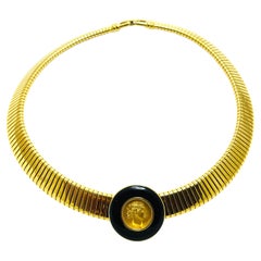 MONET signé vintage médaille d'or émail omega chin designer runway necklace