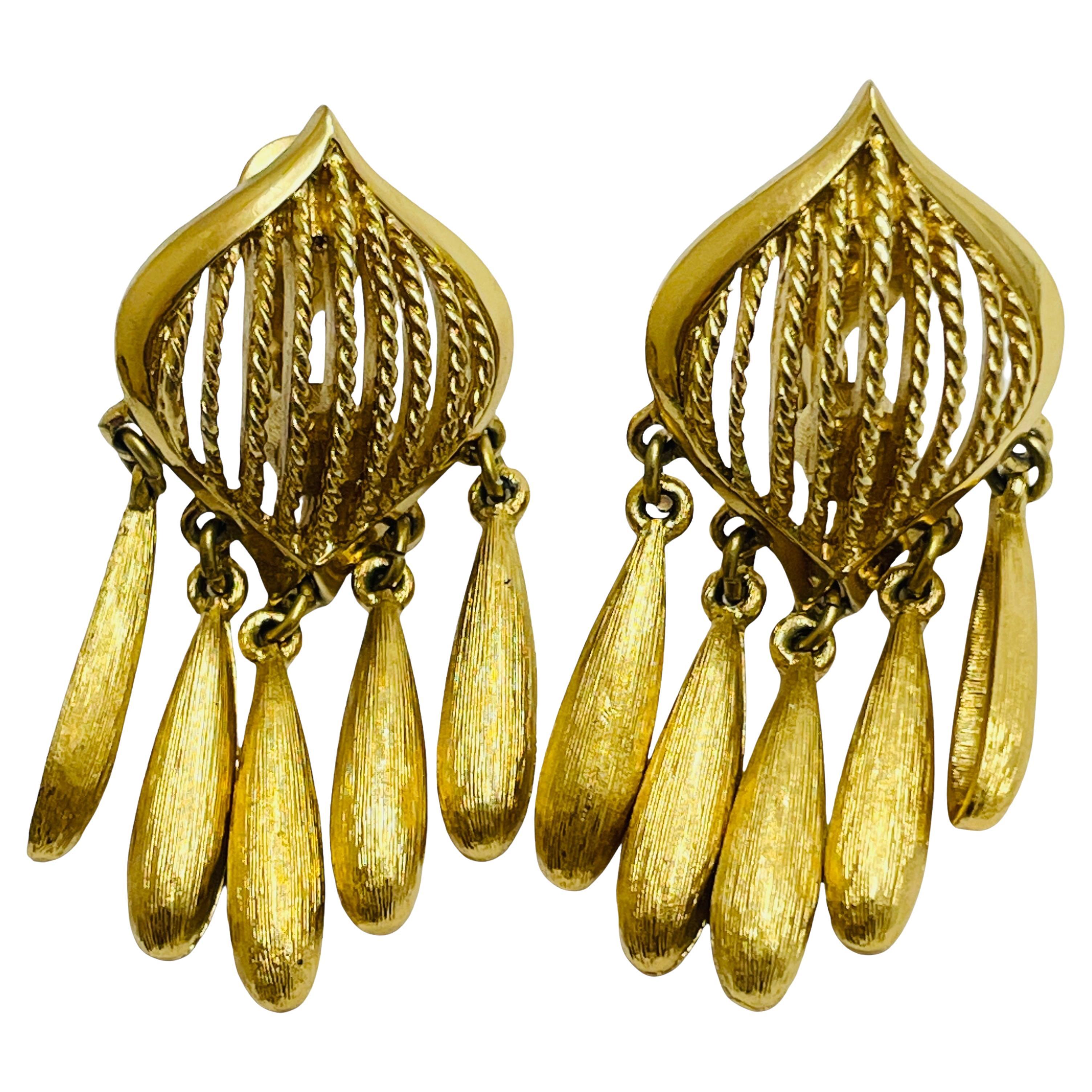 DETAILS

• signed MONET 

• gold tone  

• vintage designer earrings

MEASUREMENTS  

• 

CONDITION

•  very good vintage condition with minimal signs of wear 

 Sku 46

❤️❤️  VINTAGE DESIGNER JEWELRY ❤️❤️

❤️❤️  ALEXANDER’S BOUTIQUE  ❤️❤️