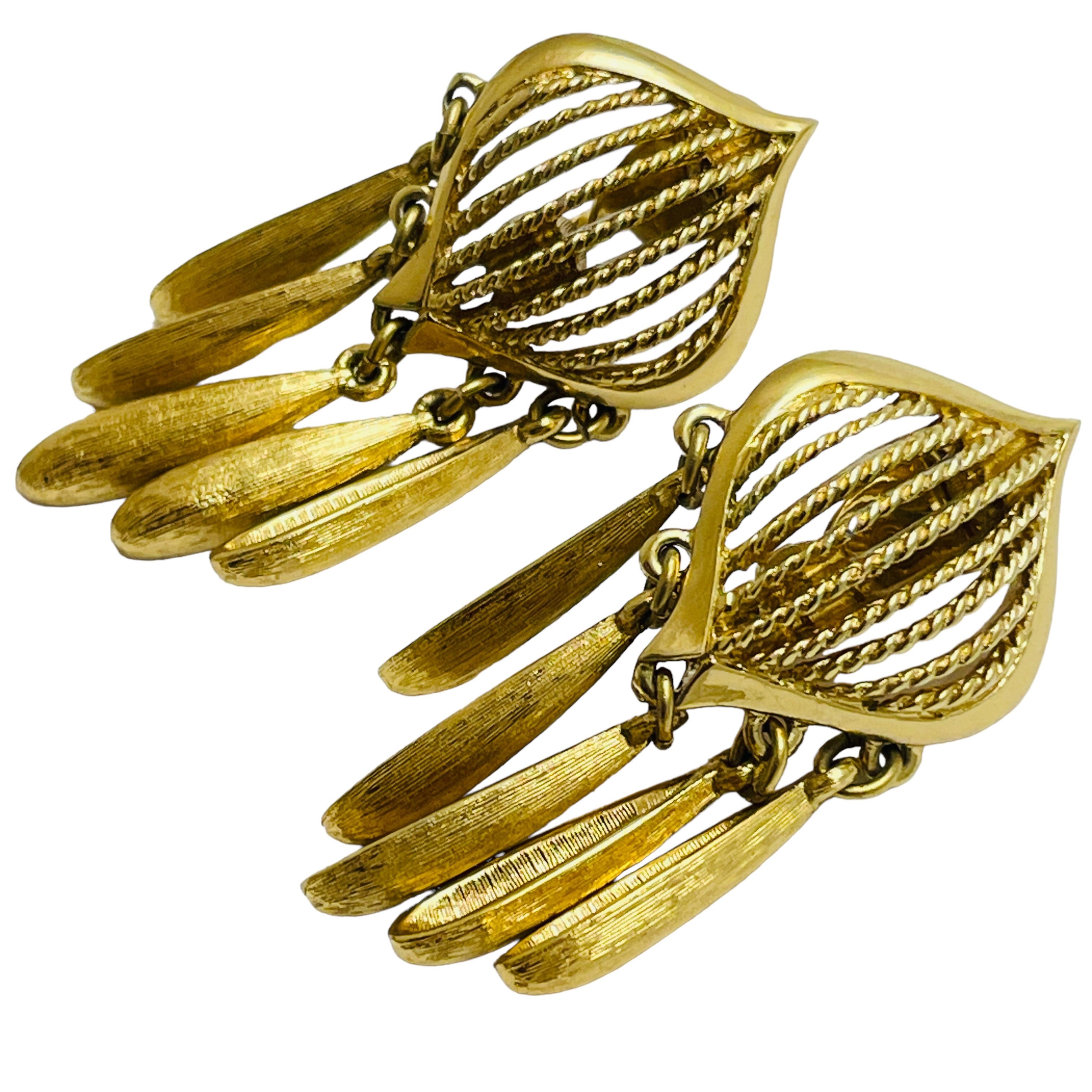 MONET signed vintage gold dangle designer clip on earrings In Good Condition For Sale In Palos Hills, IL