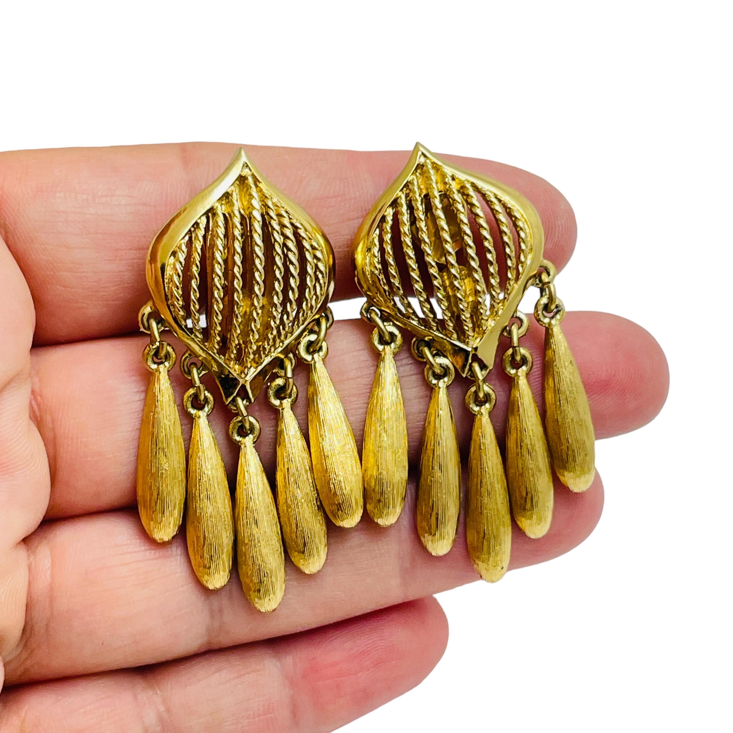 MONET signed vintage gold dangle designer clip on earrings For Sale 1