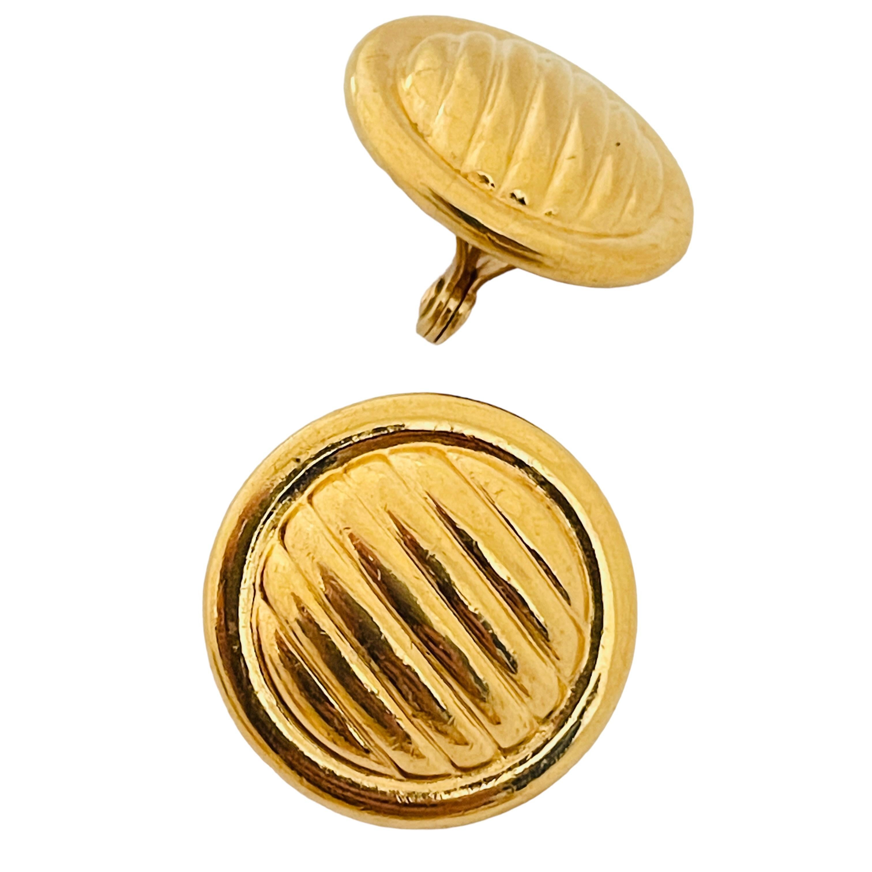DETAILS

• signed MONET

• gold tone 

• vintage designer earrings

MEASUREMENTS  

• 

CONDITION

•  very good vintage condition with minimal signs of wear 

 Sku 46

❤️❤️  VINTAGE DESIGNER JEWELRY ❤️❤️

❤️❤️  ALEXANDER’S BOUTIQUE  ❤️❤️