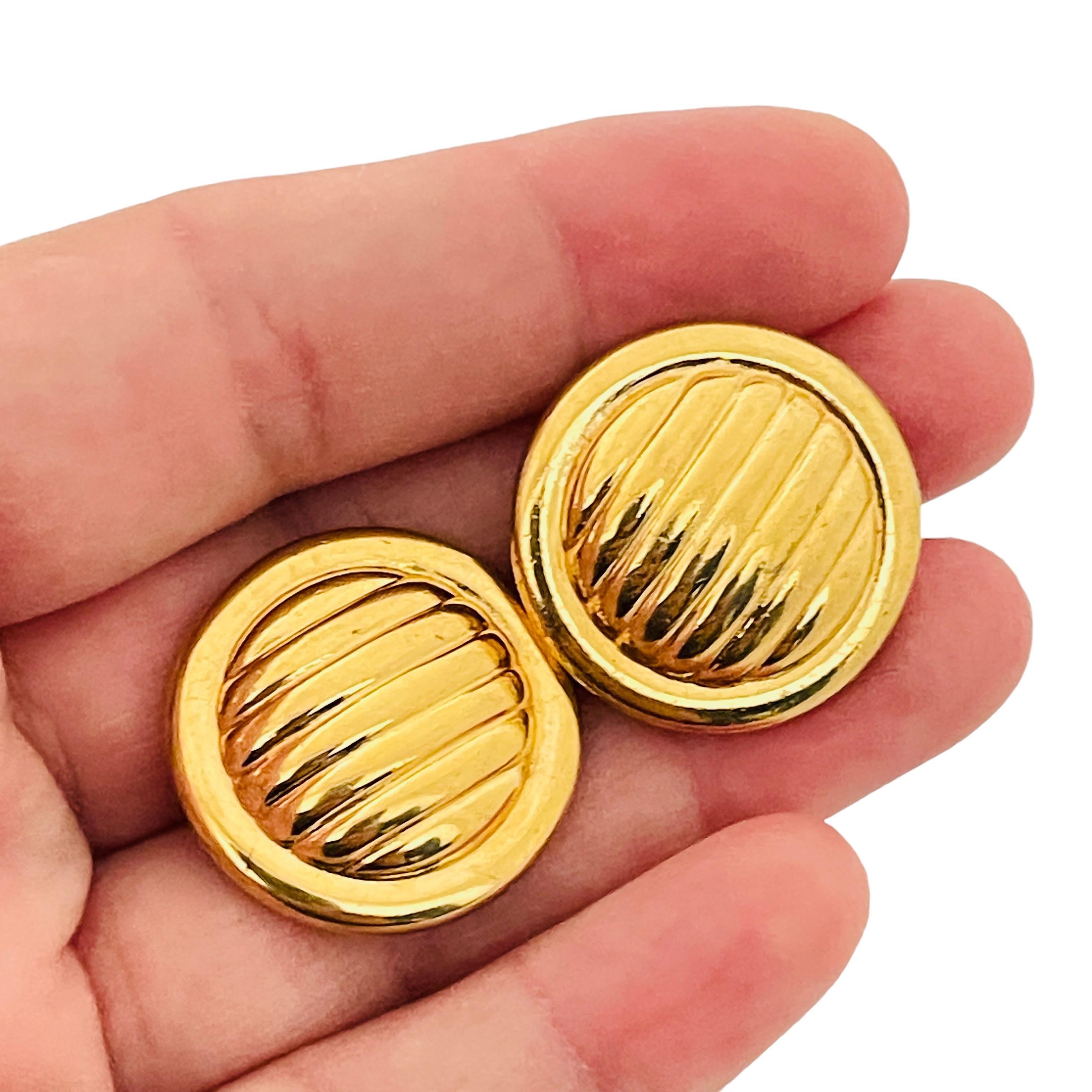 Women's MONET signed vintage gold modernist designer clip on earrings For Sale
