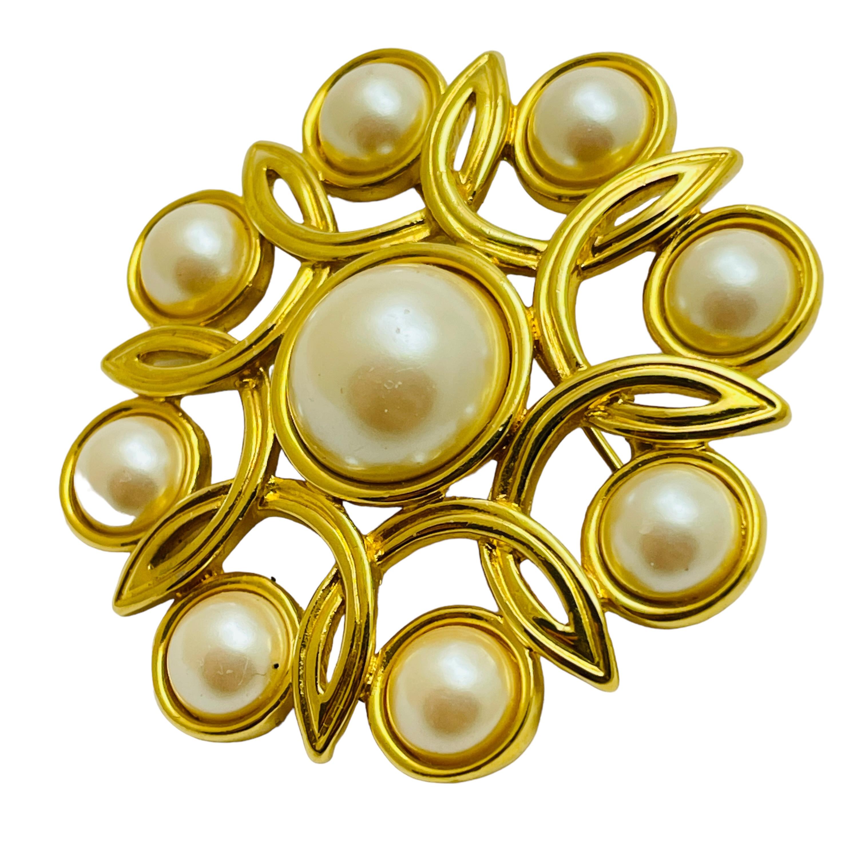 DETAILS

• signed MONET 

• gold tone with faux pearls

• vintage designer brooch

MEASUREMENTS  

• 

CONDITION

•  very good vintage condition with minimal signs of wear 

 Sku 41

❤️❤️  VINTAGE DESIGNER JEWELRY ❤️❤️

❤️❤️  ALEXANDER’S BOUTIQUE 