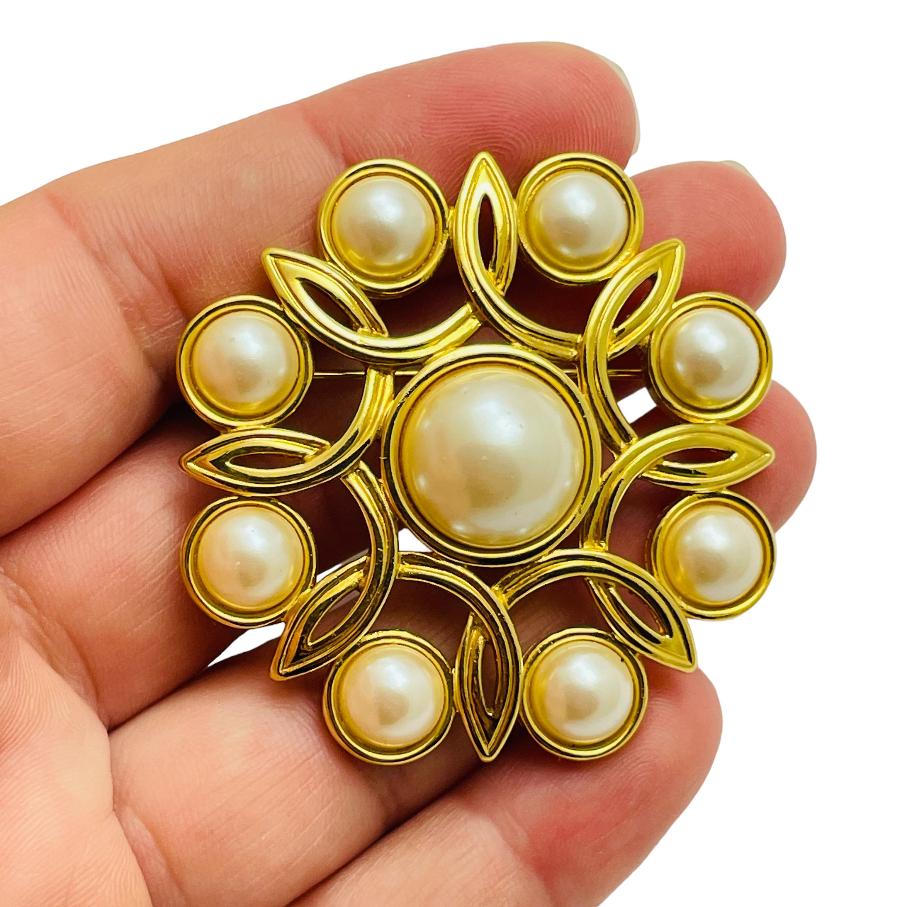 Women's MONET signed vintage gold pearl designer brooch For Sale