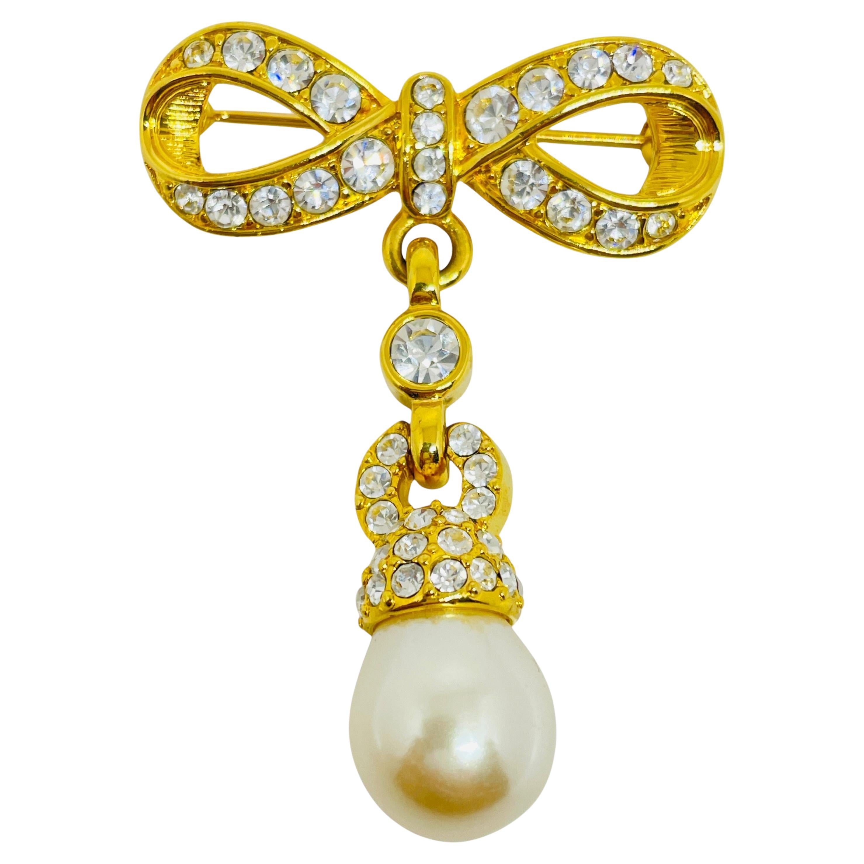 Monet firmata vintage con strass d'oro e perle, spilla con fiocco di design