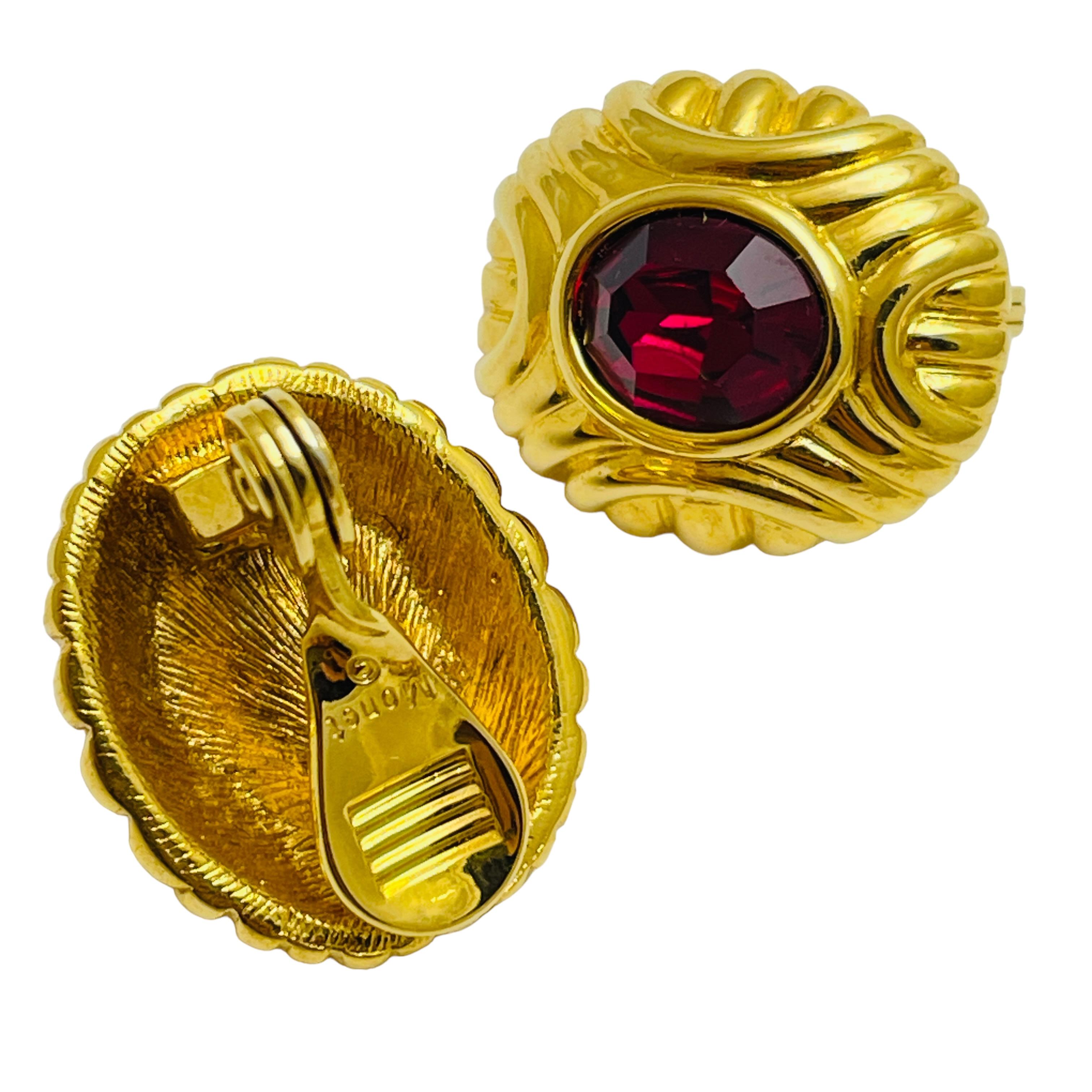 MONET firmado vintage oro rubí rojo cristal diseñador pasarela clip en pendientes en Bueno estado para la venta en Palos Hills, IL
