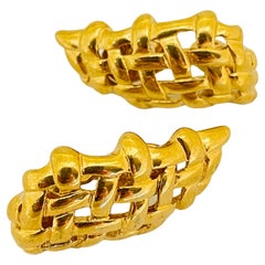 MONET firmado vintage tono oro cesta onda diseñador clip en pendientes