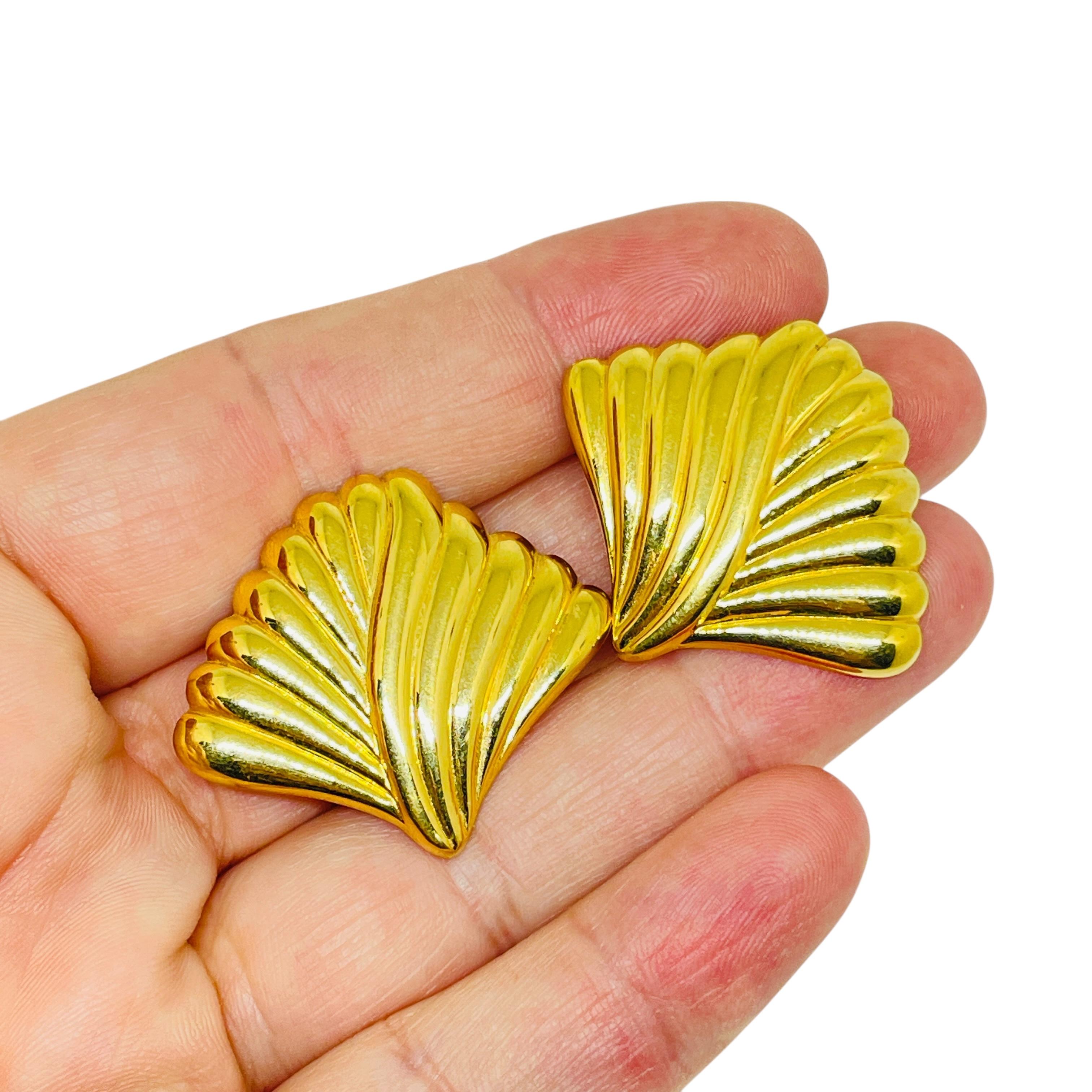 DETAILS

- • signiert MONET 

- • Goldton 

- • Vintage-Designer-Ohrringe
 
MASSNAHMEN  

- • CONDIT

- •  sehr guter Vintage-Zustand mit minimalen Gebrauchsspuren 

 Sku 57

❤️❤️   VINTAGE-DESIGNER-SCHMUCK   ❤️❤️

❤️❤️  ALEXANDER'S BOUTIQUE  ❤️❤️