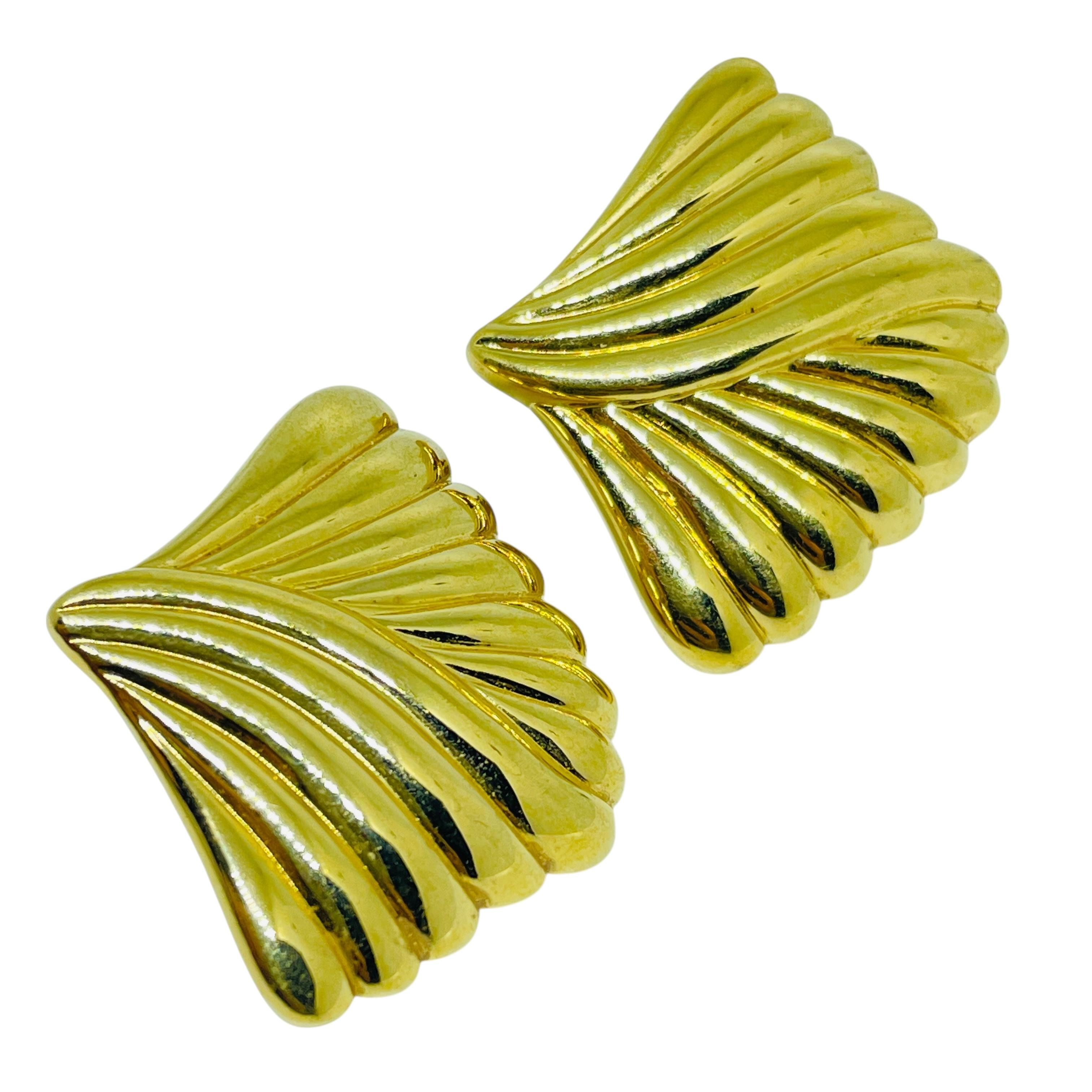 MONET signiert Vintage Gold Ton Designer Clip auf Ohrringe im Zustand „Gut“ im Angebot in Palos Hills, IL