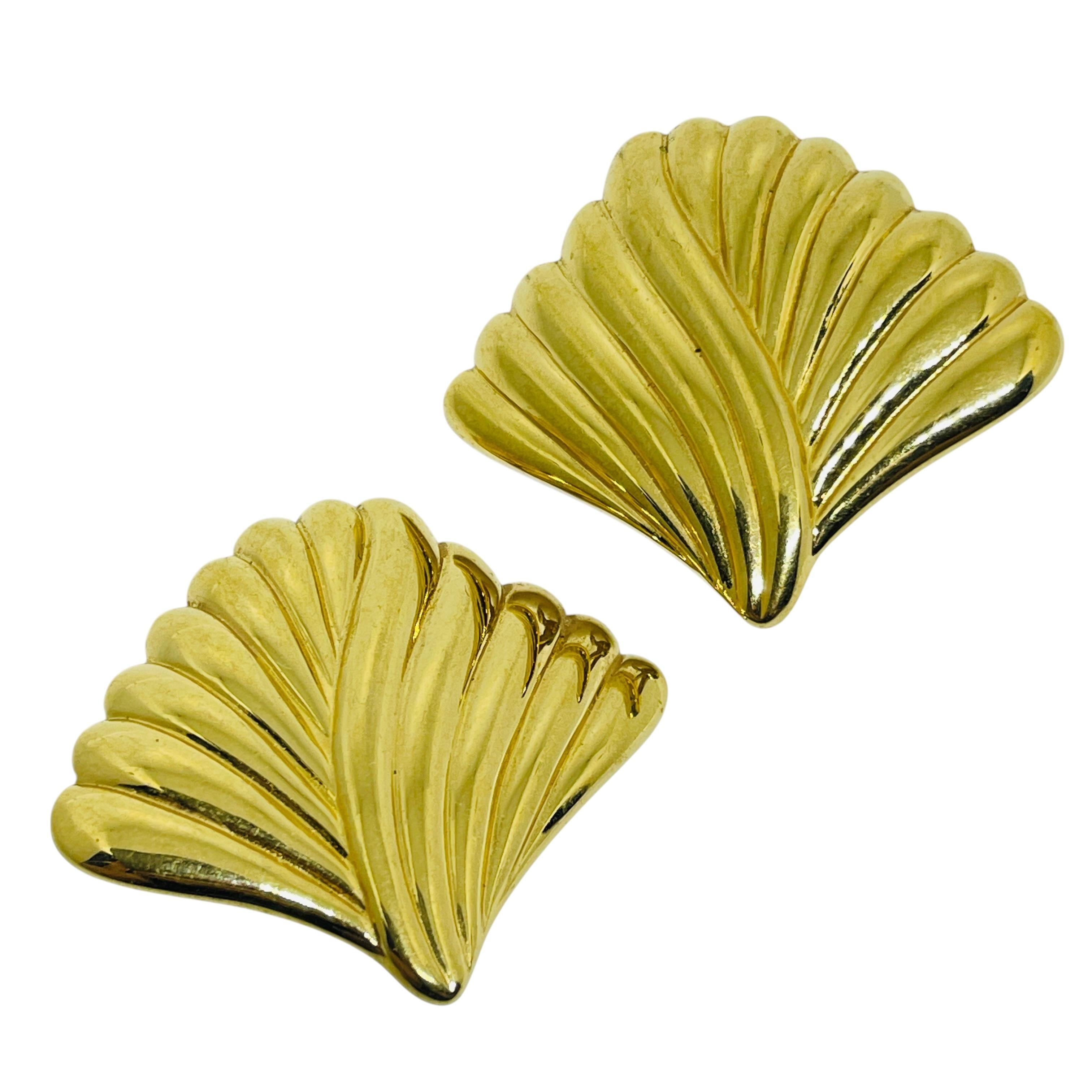 MONET signiert Vintage Gold Ton Designer Clip auf Ohrringe für Damen oder Herren im Angebot