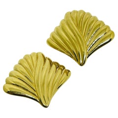 pendientes de clip de diseño en tono dorado vintage firmados por MONET